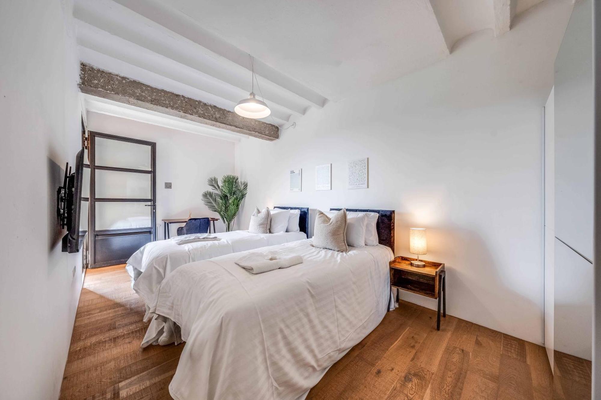 Huge Luxe 85inch Cinema Flat With Balcony And Parking * London