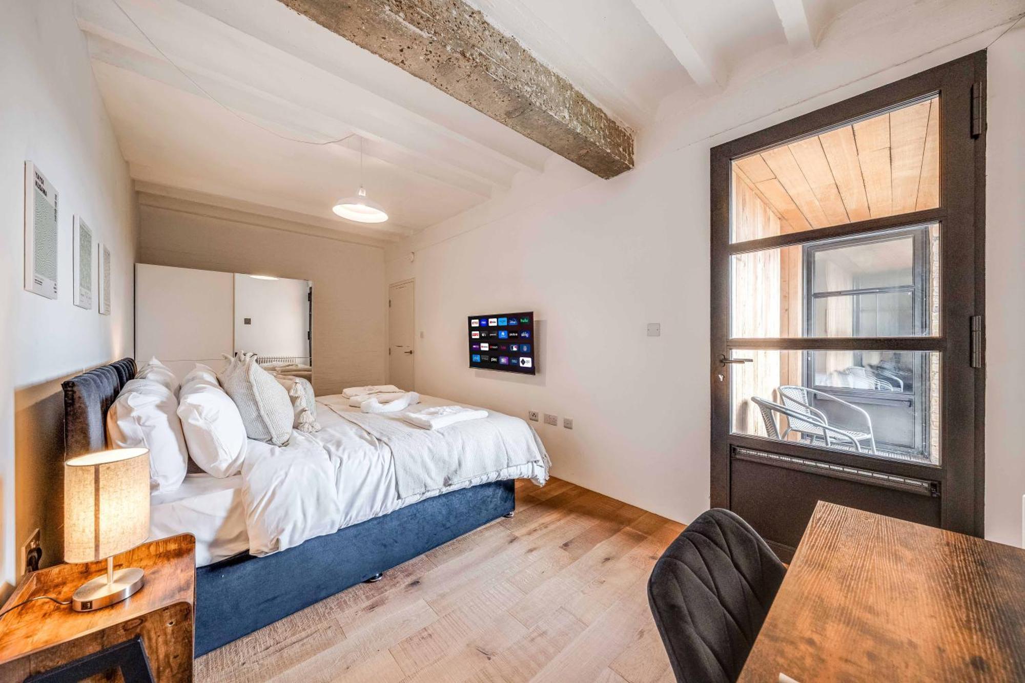 Huge Luxe 85inch Cinema Flat With Balcony And Parking