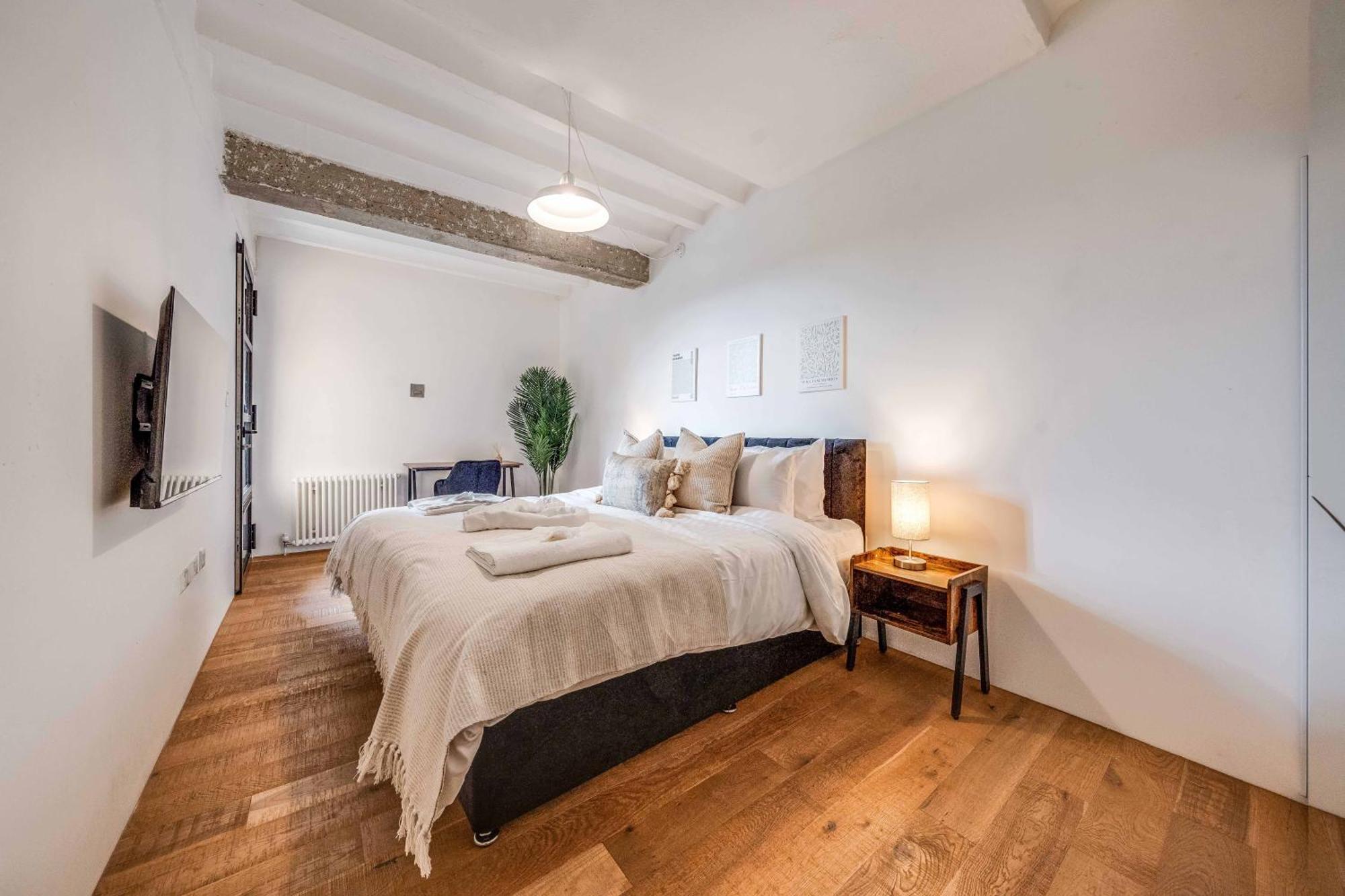 Huge Luxe 85inch Cinema Flat With Balcony And Parking Apartment London