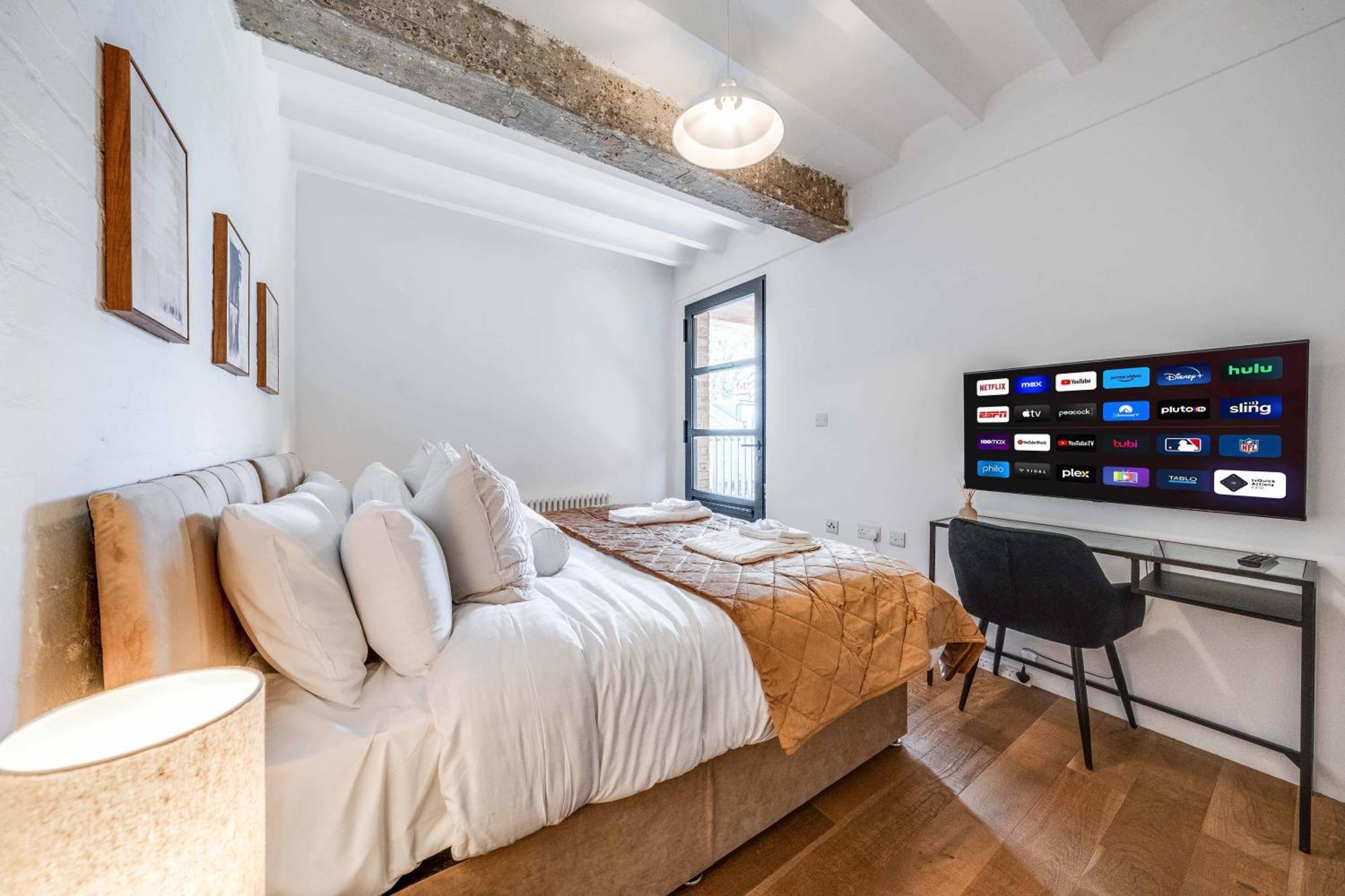 Huge Luxe 85inch Cinema Flat With Balcony And Parking * London