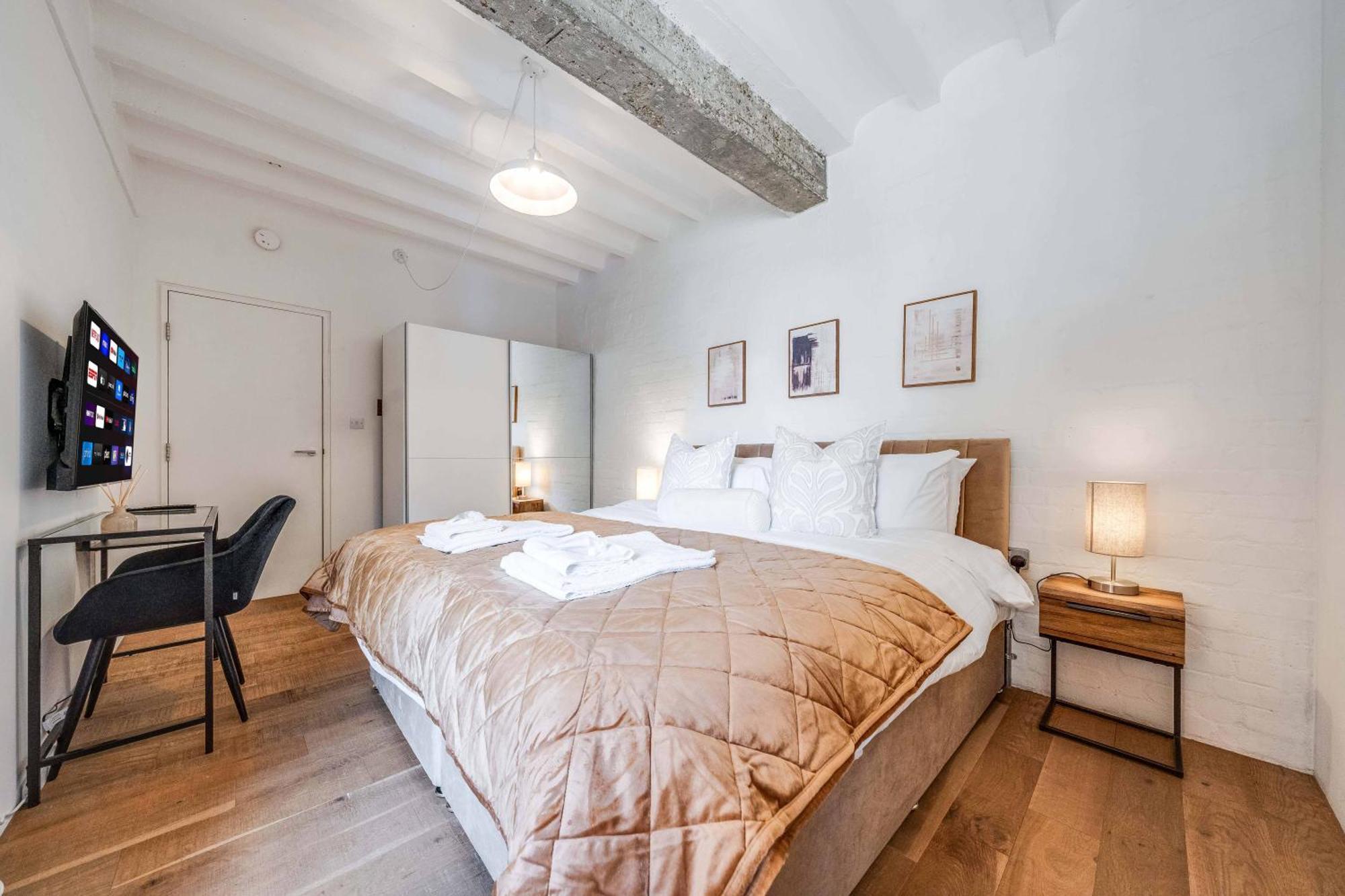 Apartment Huge Luxe 85inch Cinema Flat With Balcony And Parking