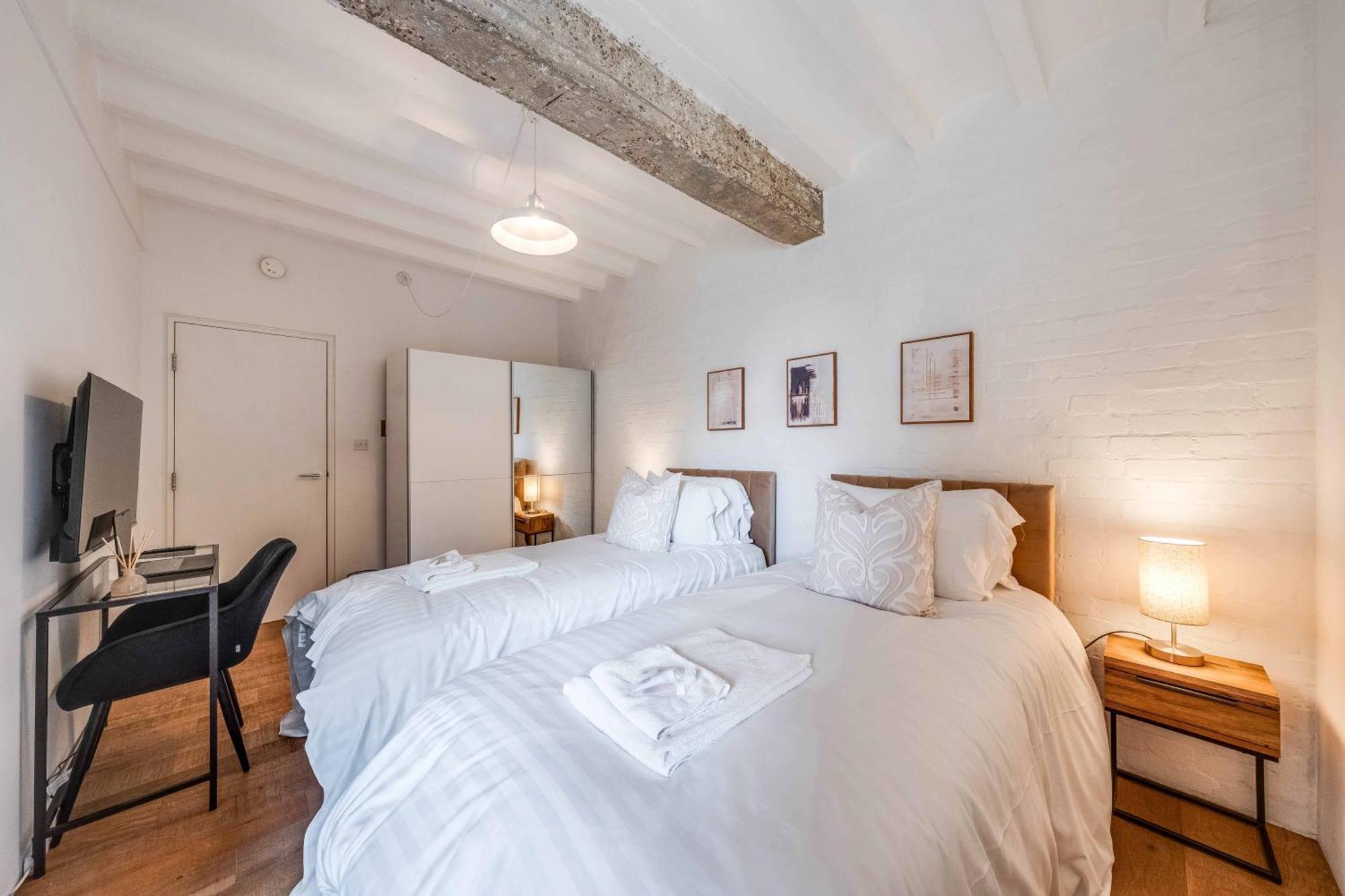 Apartment Huge Luxe 85inch Cinema Flat With Balcony And Parking