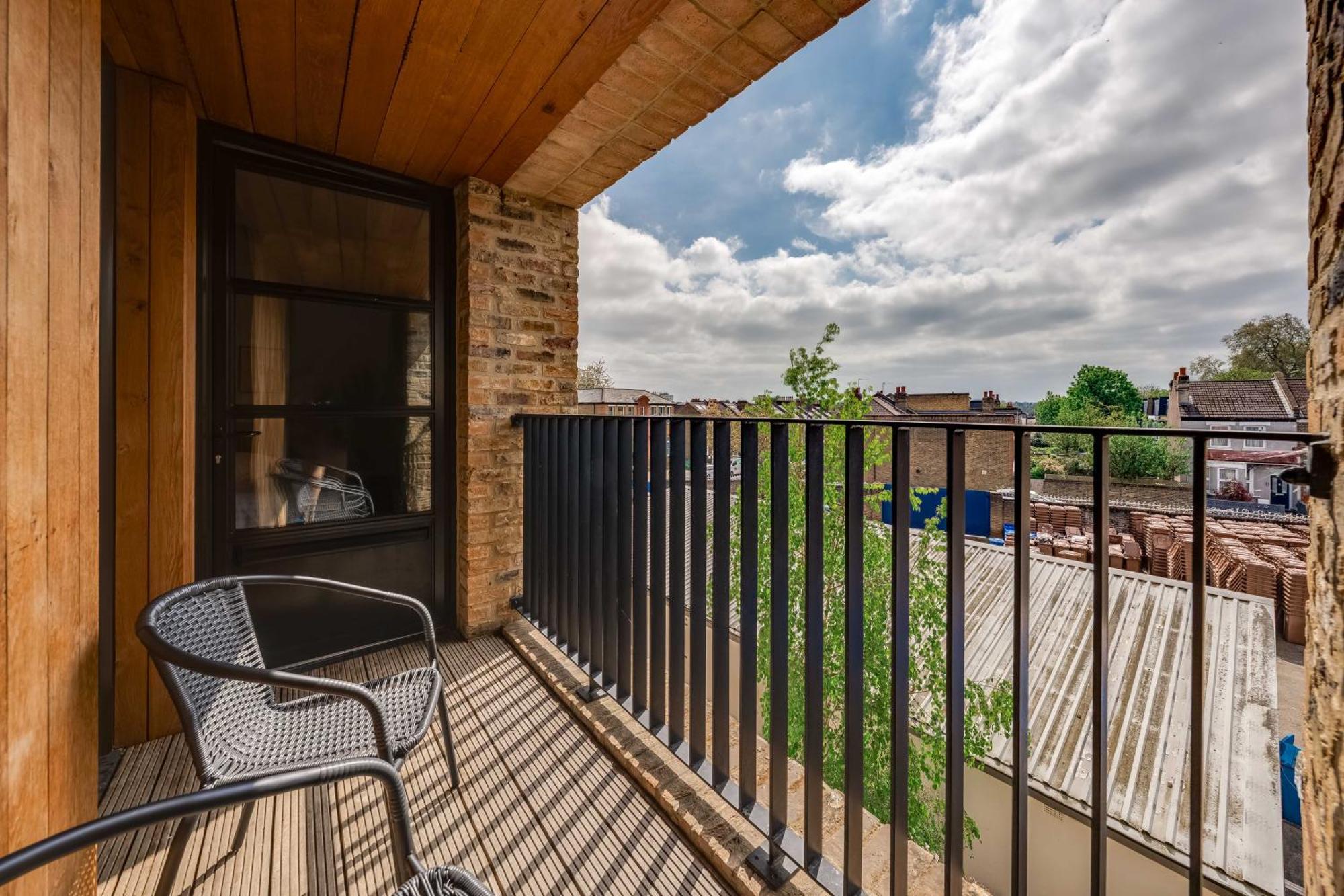 Huge Luxe 85inch Cinema Flat With Balcony And Parking *