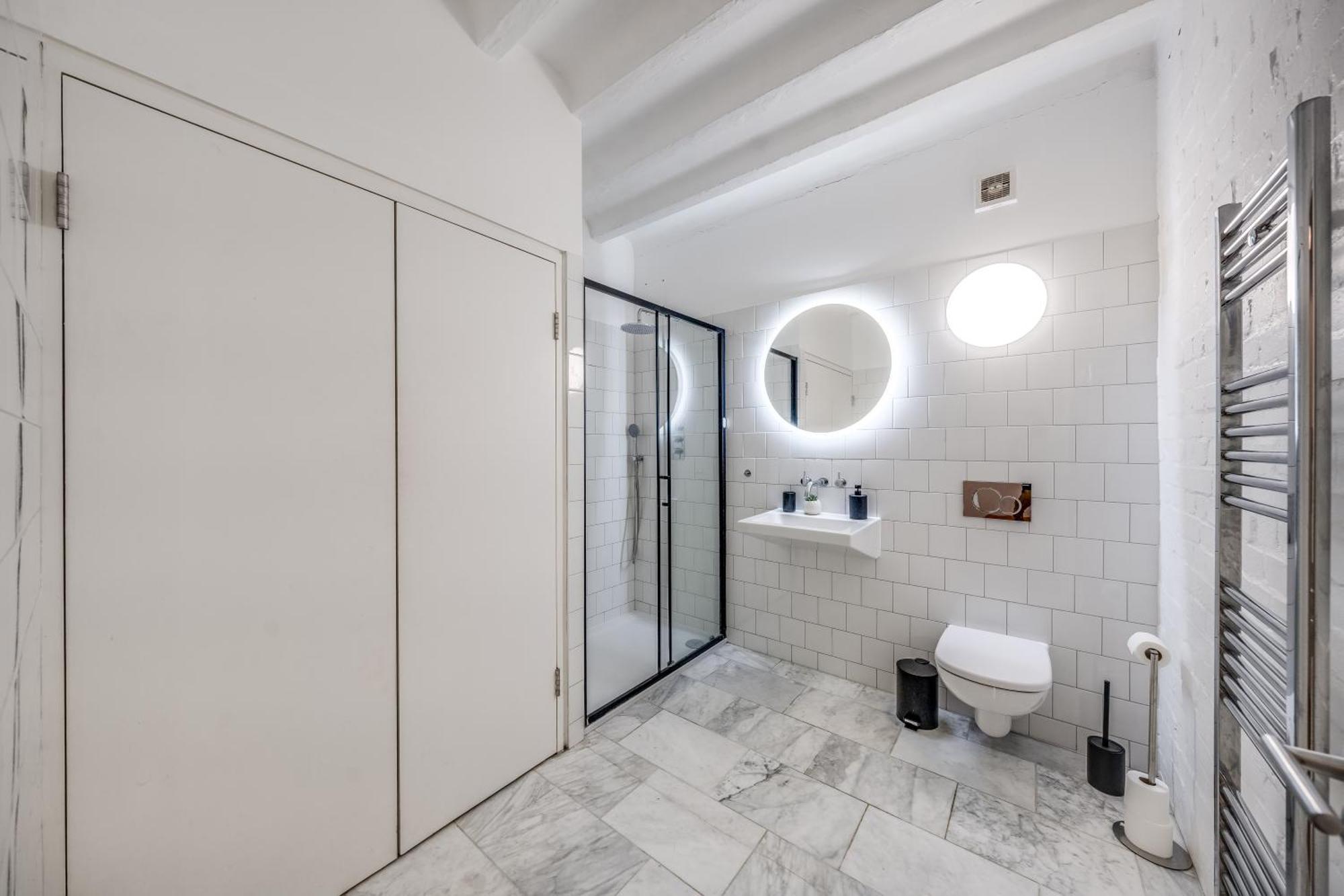 Apartment Huge Luxe 85inch Cinema Flat With Balcony And Parking