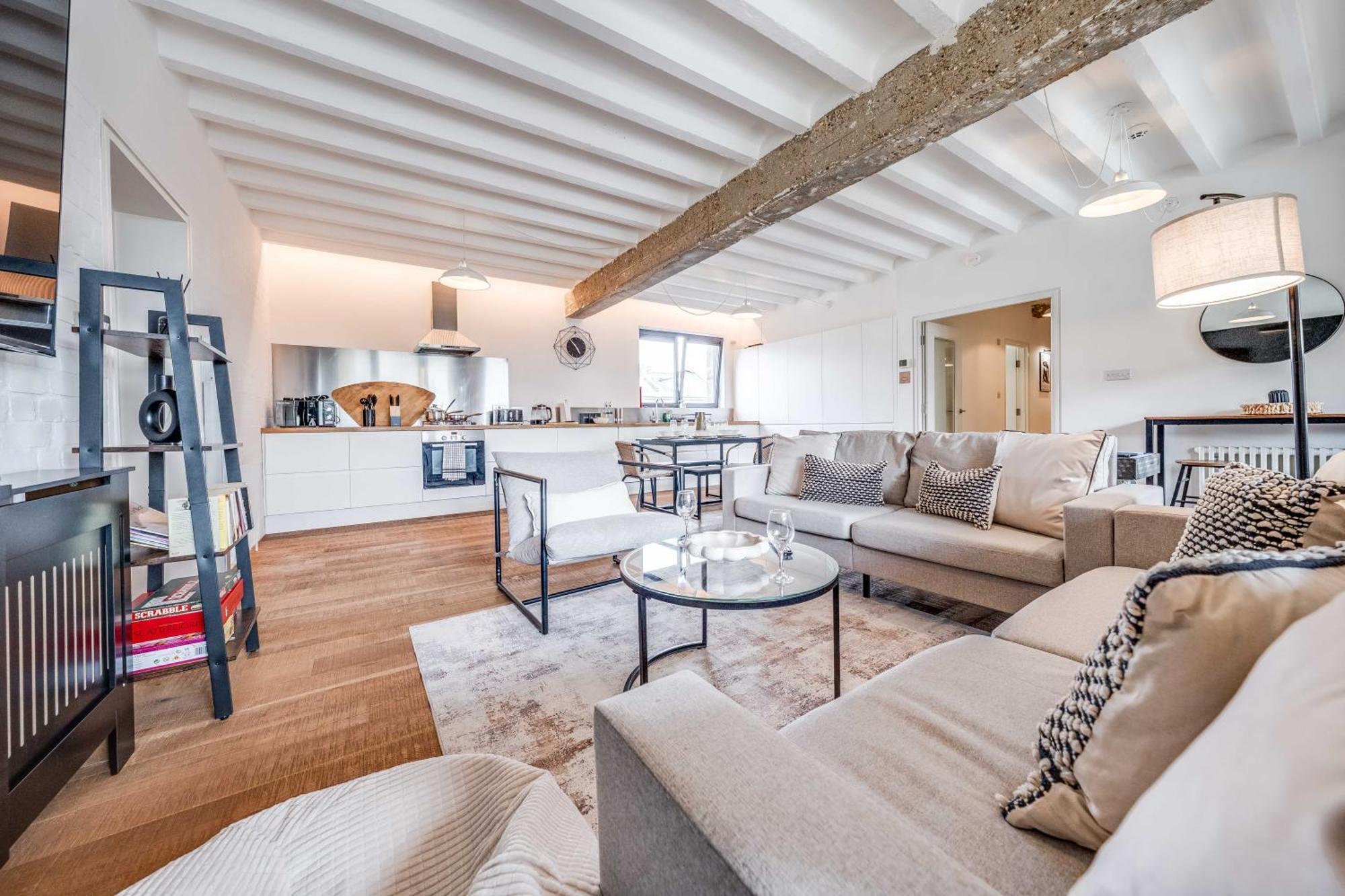 Apartment Huge Luxe 85inch Cinema Flat With Balcony And Parking London