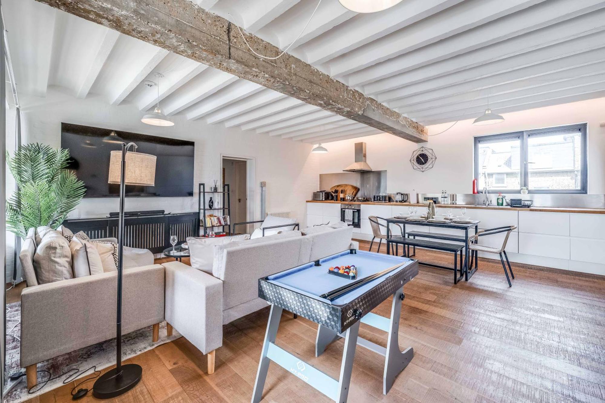 Apartment Huge Luxe 85inch Cinema Flat With Balcony And Parking