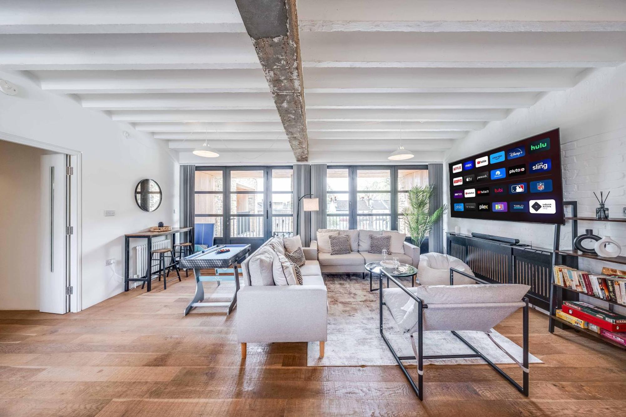 Apartment Huge Luxe 85inch Cinema Flat With Balcony And Parking London