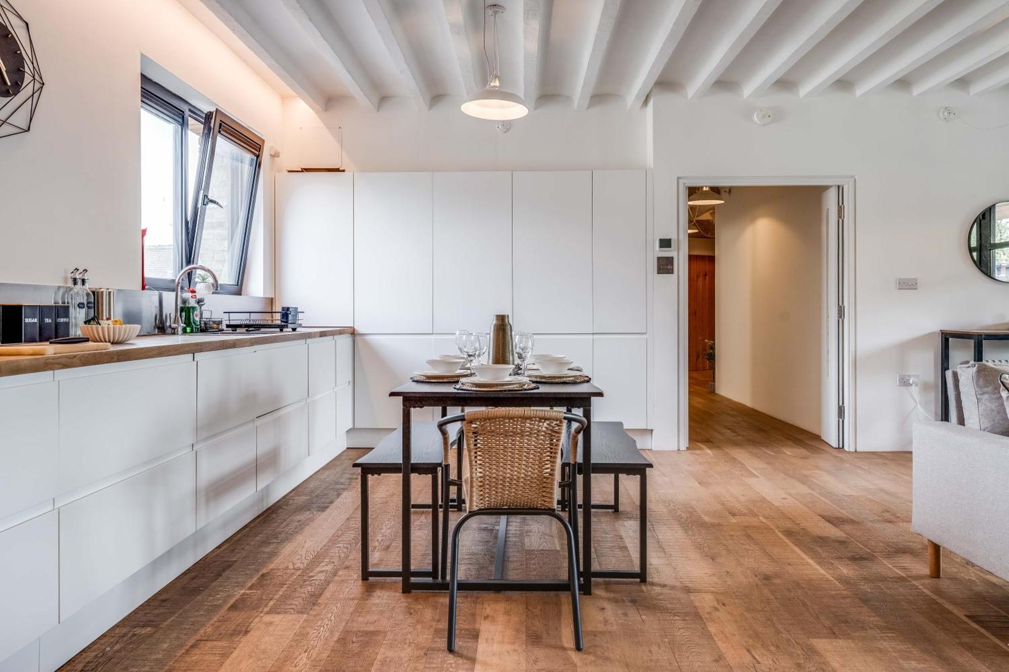 Huge Luxe 85inch Cinema Flat With Balcony And Parking * London