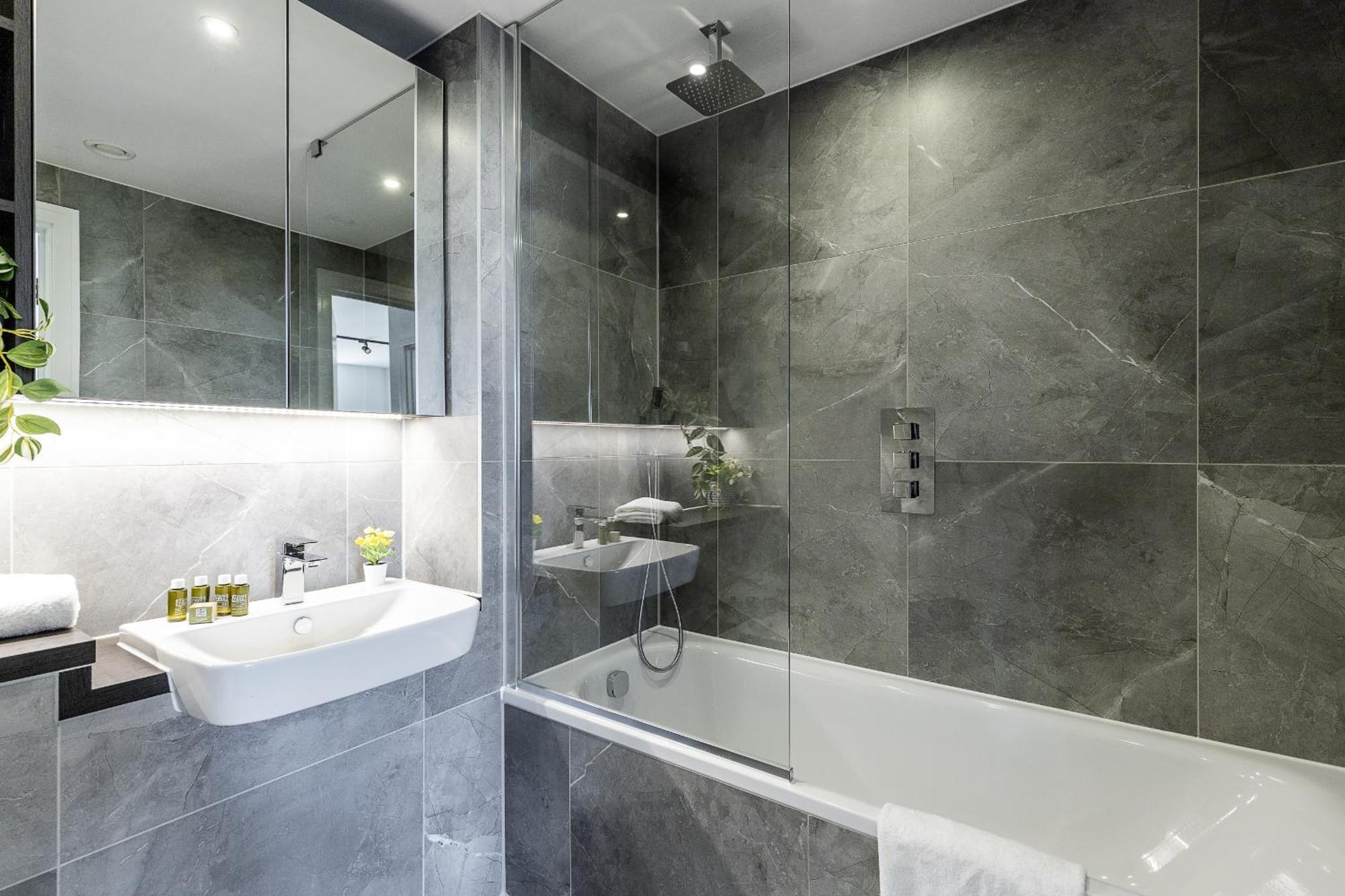 North Ken V - 2 Bedrooms - 1 Bathroom - Balcony - Concierge * London