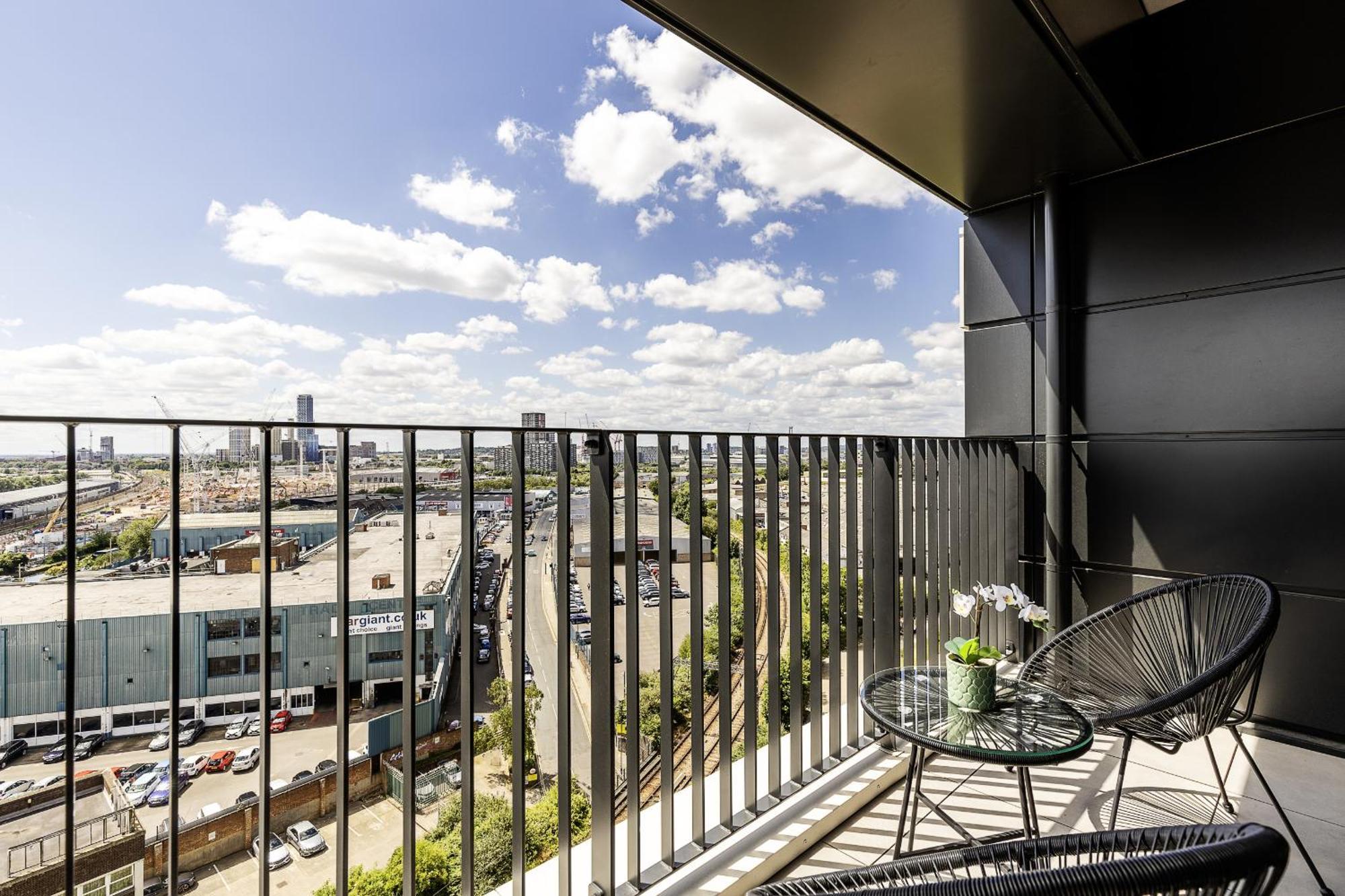 North Ken V - 2 Bedrooms - 1 Bathroom - Balcony - Concierge London