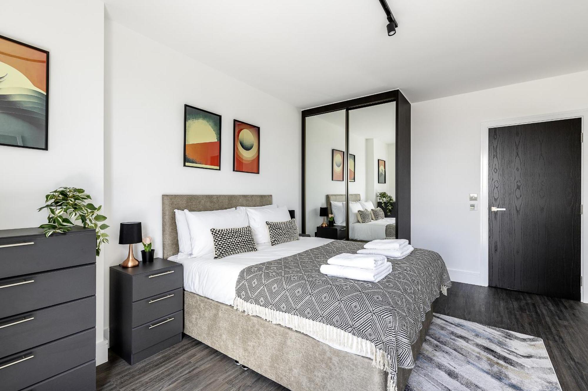North Ken V - 2 Bedrooms - 1 Bathroom - Balcony - Concierge Apartment London