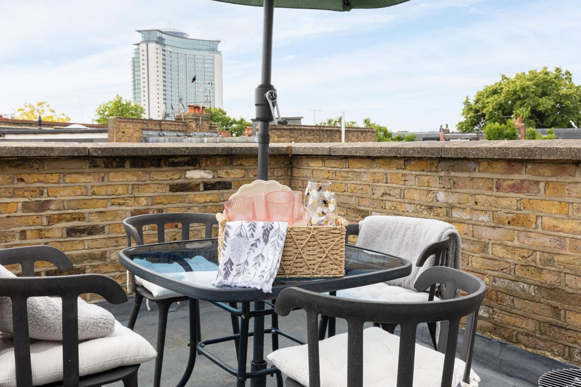 Floor 1br With Balcony, Earls Court 2mins To Tube Apartment *