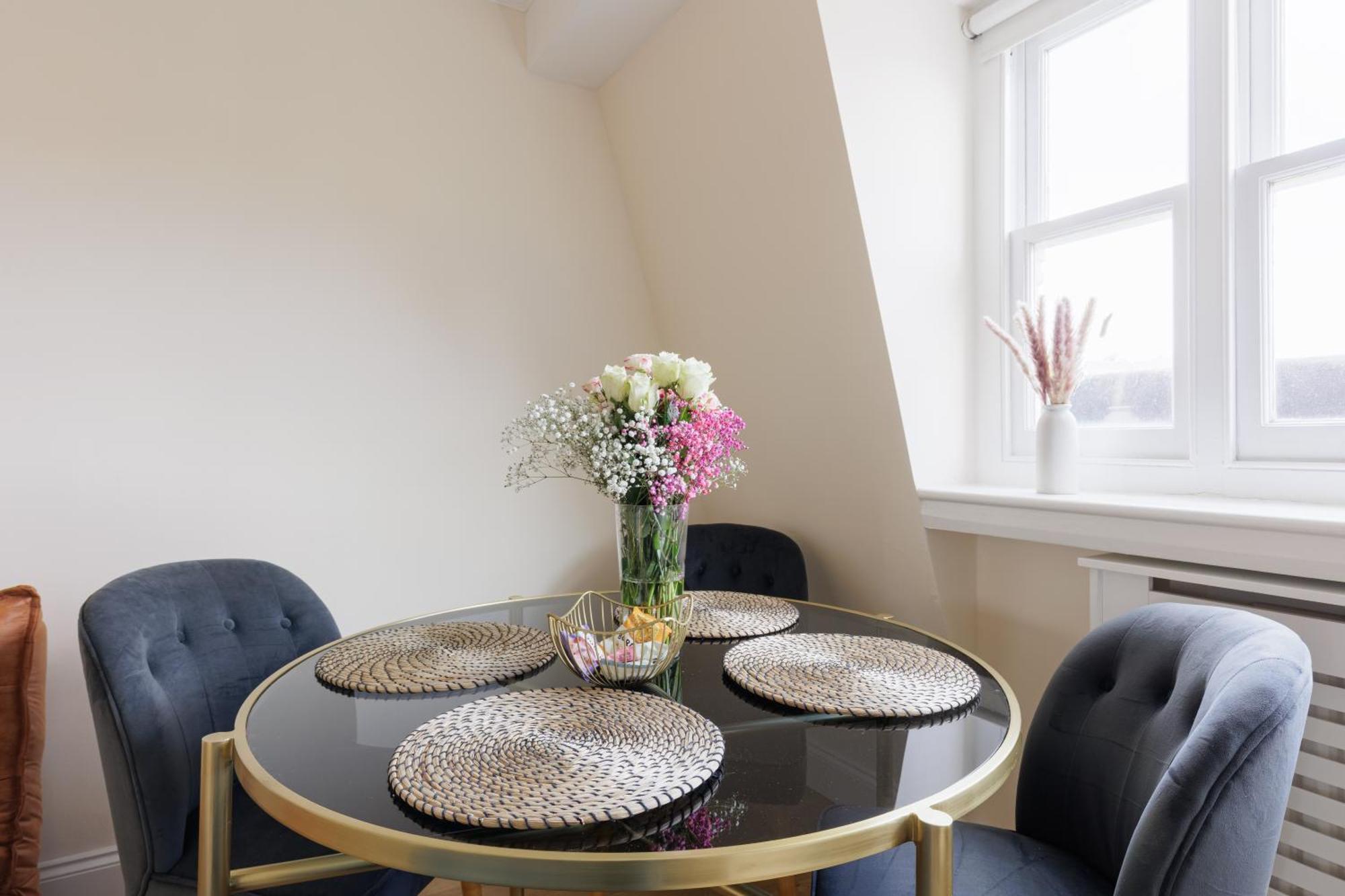 Floor 1br With Balcony, Earls Court 2mins To Tube * London