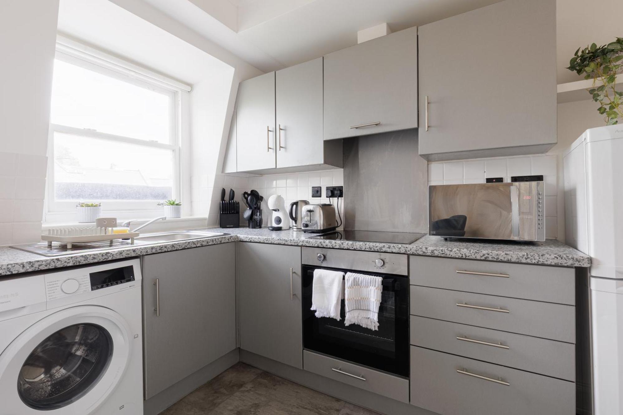 Floor 1br With Balcony, Earls Court 2mins To Tube Apartment *