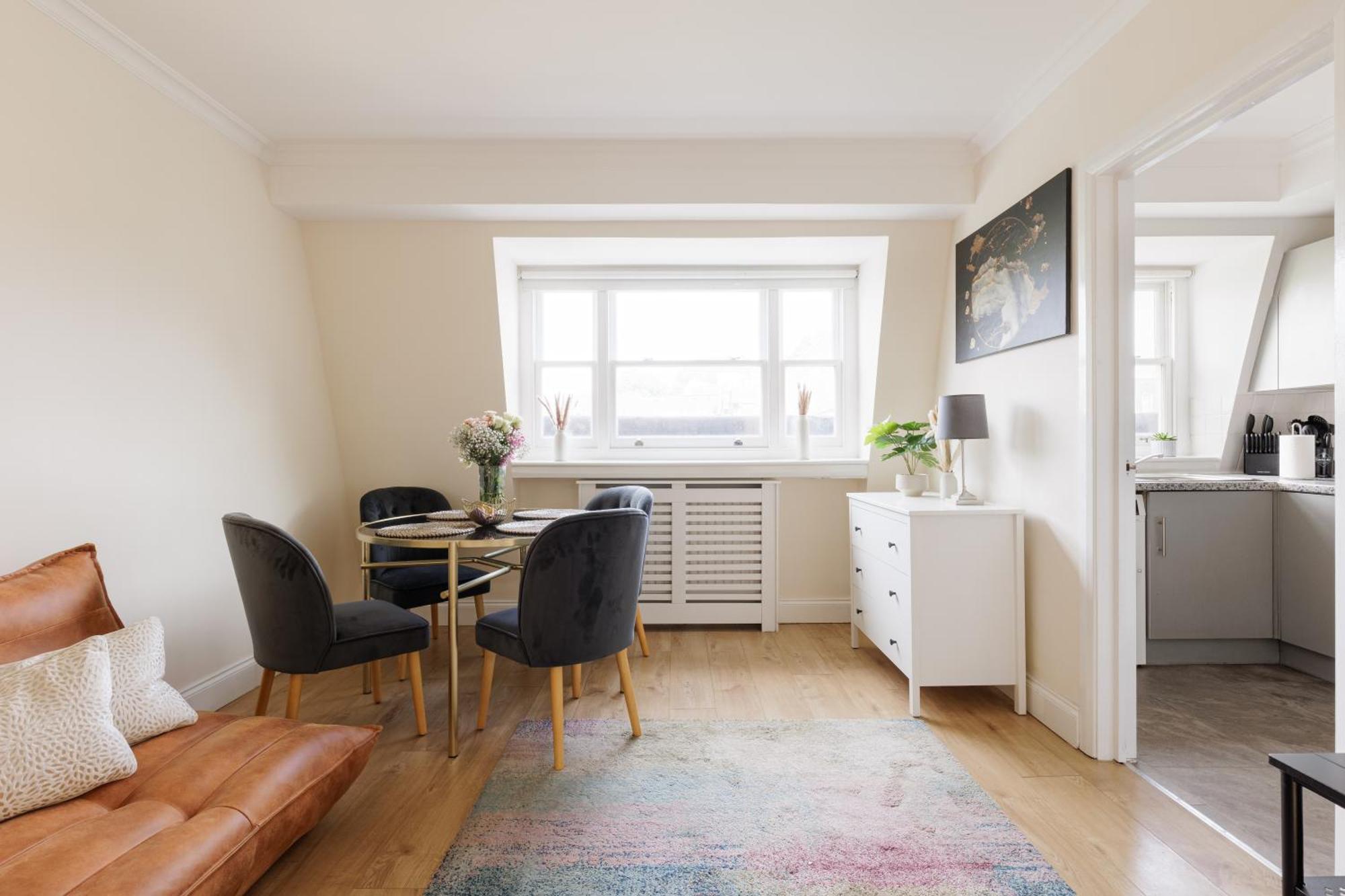 Floor 1br With Balcony, Earls Court 2mins To Tube * London