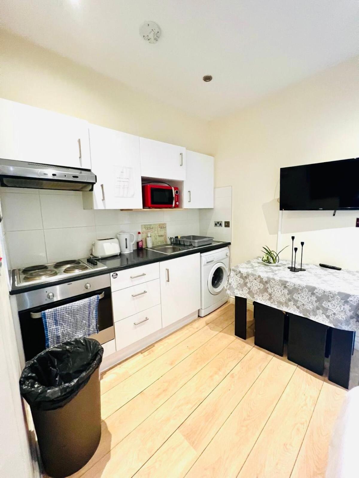 Comfortable One Bedroom Flat In Apartment *