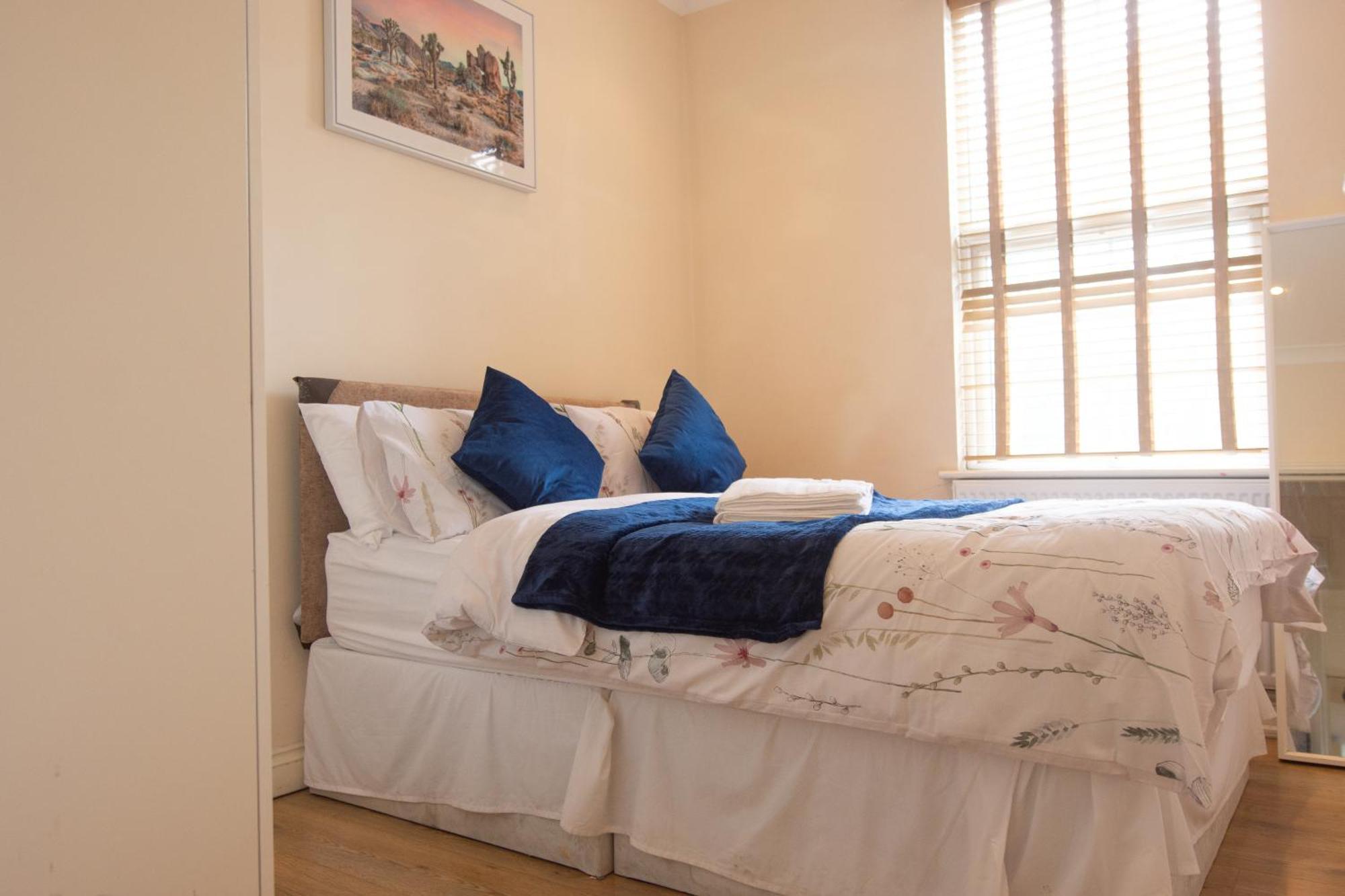 Evergreen Apartments, Flat 3, * London