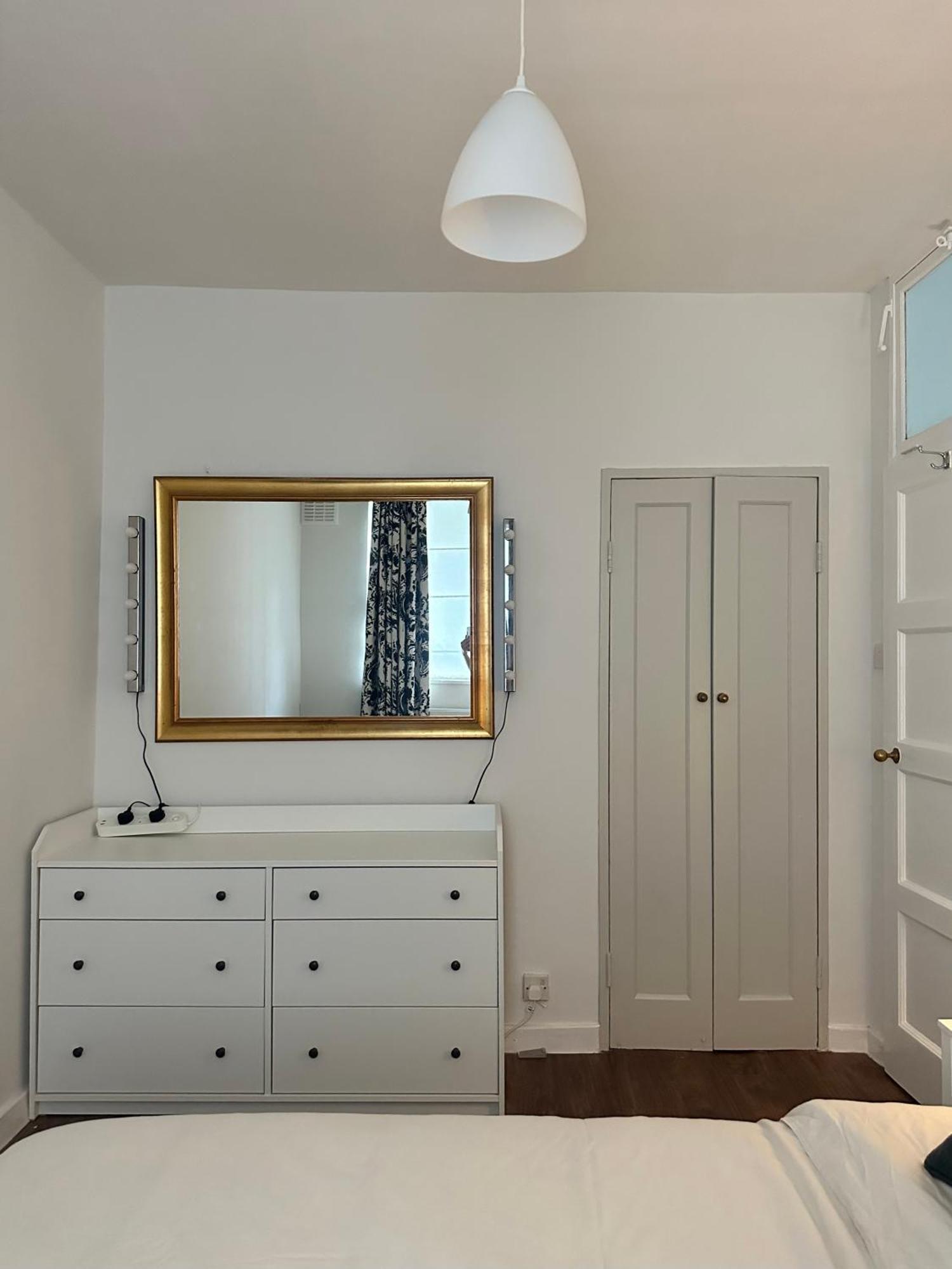 Apartment Modern One Bedroom Apartment, Sloane Square