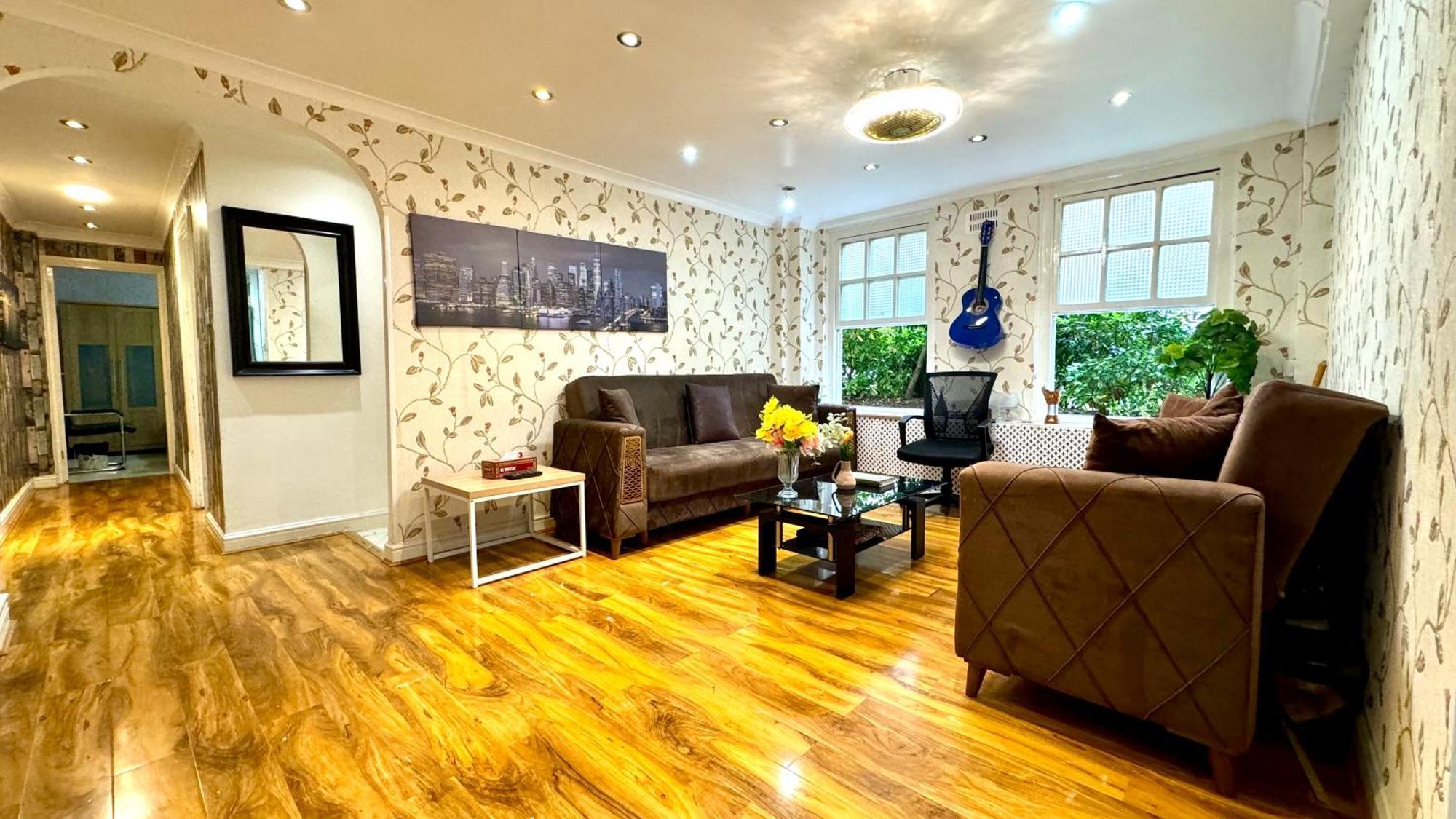 2 Bedroom Facing Garden By Ali London