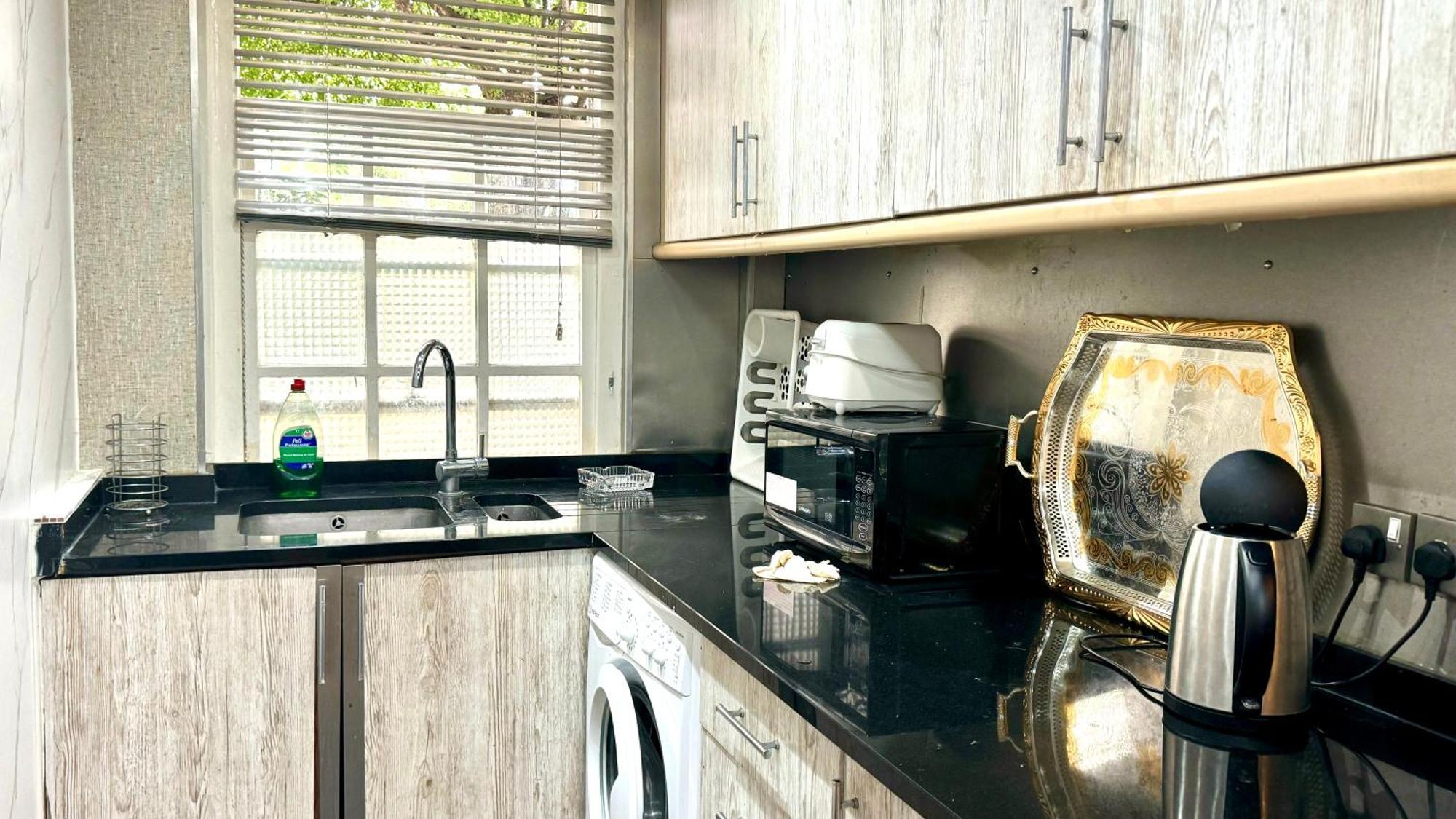 2 Bedroom Facing Garden By Ali *