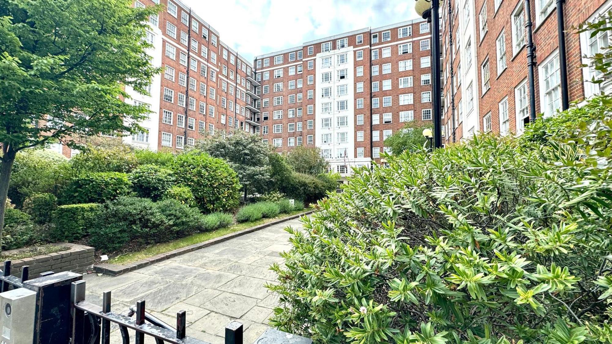 2 Bedroom Facing Garden By Ali Apartment