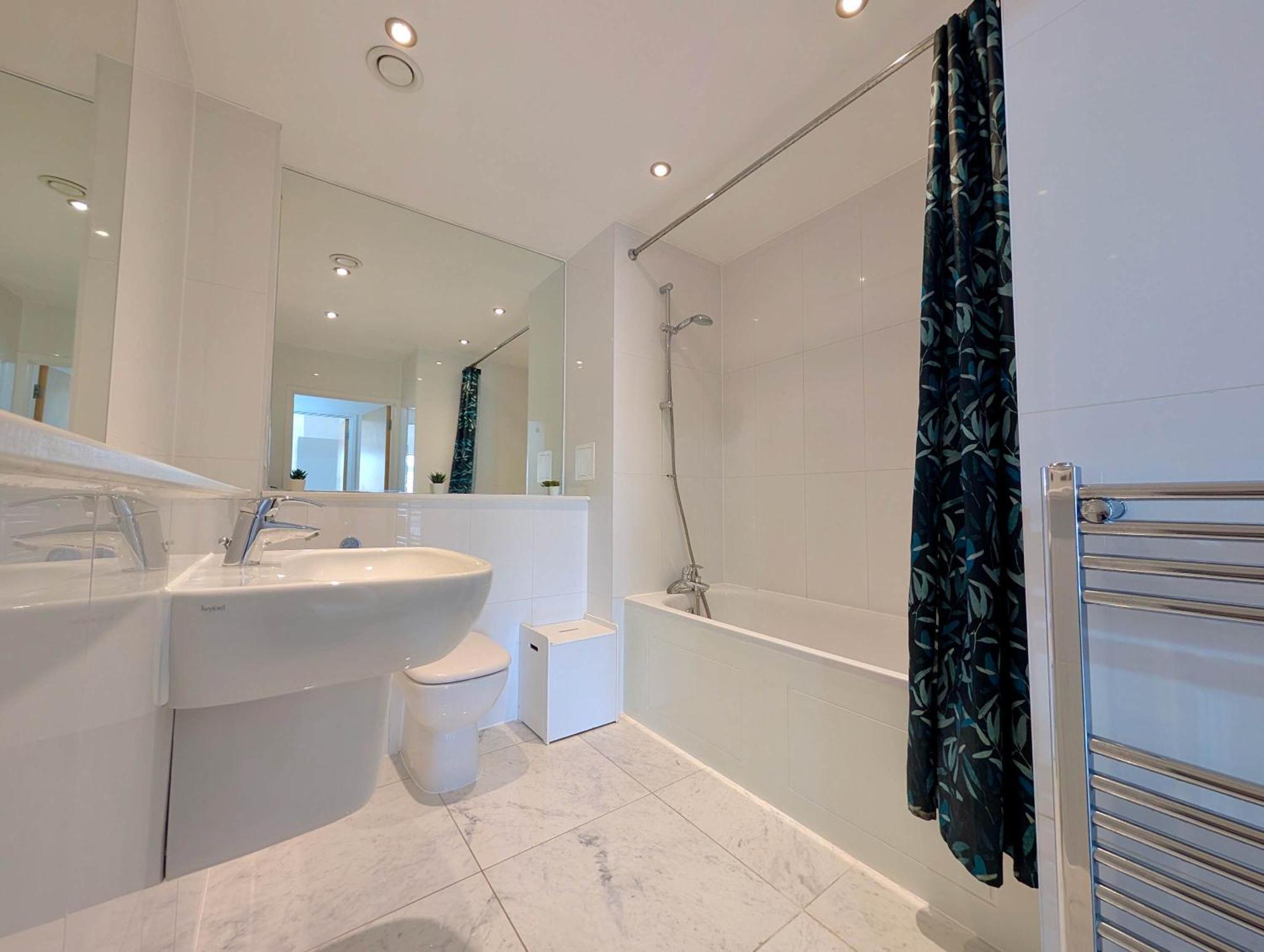 Modern Top-floor Flat With Amazing Views *