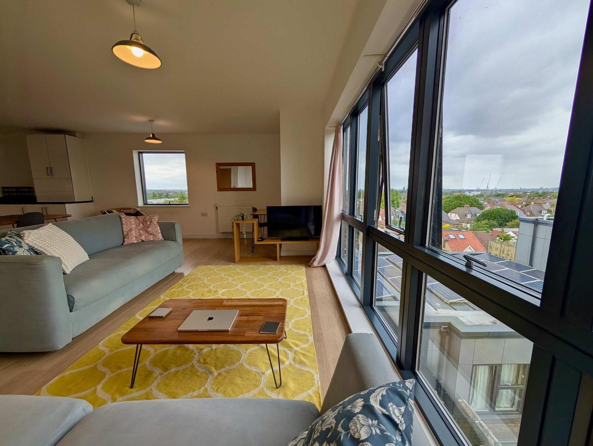 Modern Top-floor Flat With Amazing Views