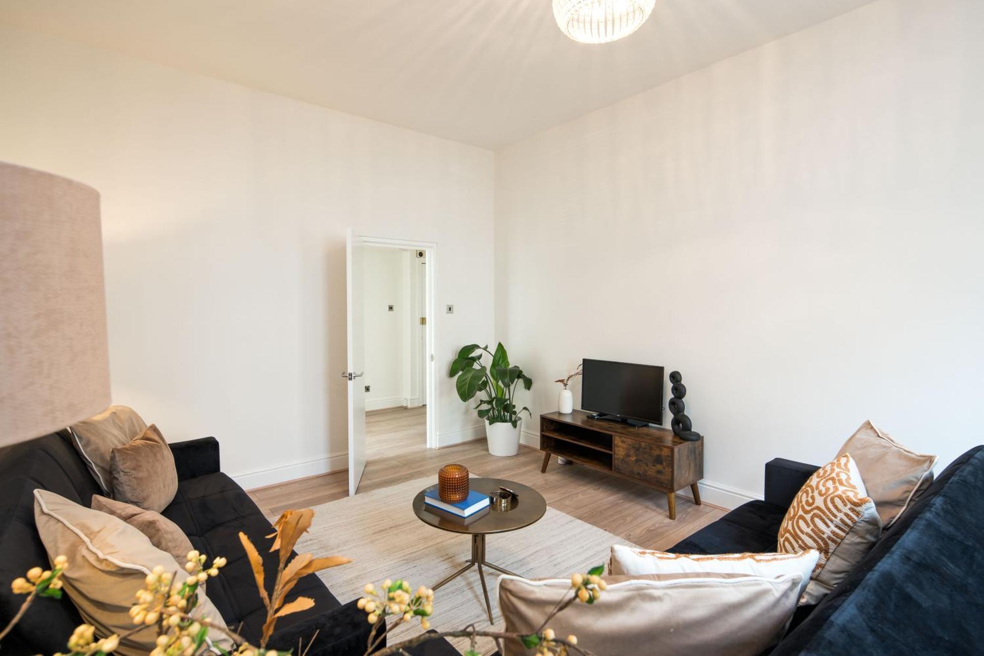 4 Bed By Gloucester Road Station Apartment