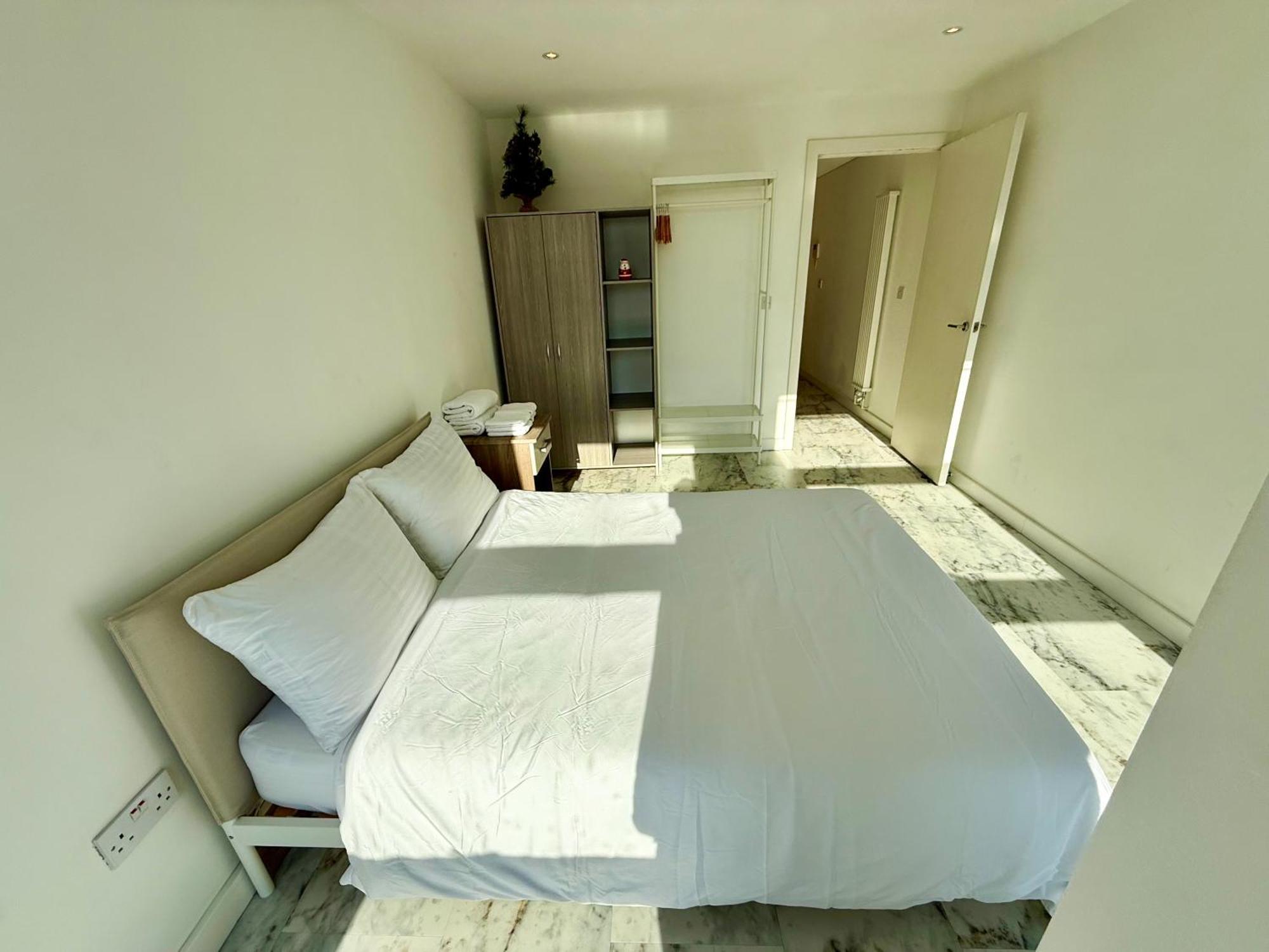 Entire Flat With 2x Bedrooms, 2x Bathrooms And A Big Living In The Olympic Park And Westfield At Stratford 5*