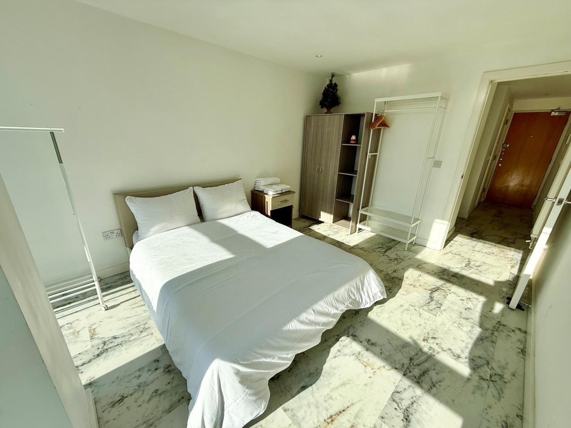 Entire Flat With 2x Bedrooms, 2x Bathrooms And A Big Living In The Olympic Park And Westfield At Stratford 5* London