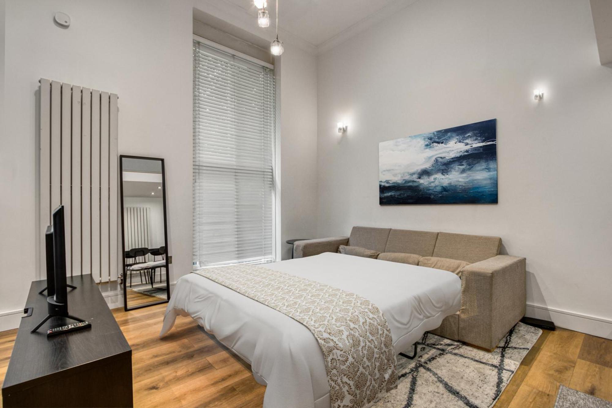 3.5 High Ceilings - Centrally Located Apartment