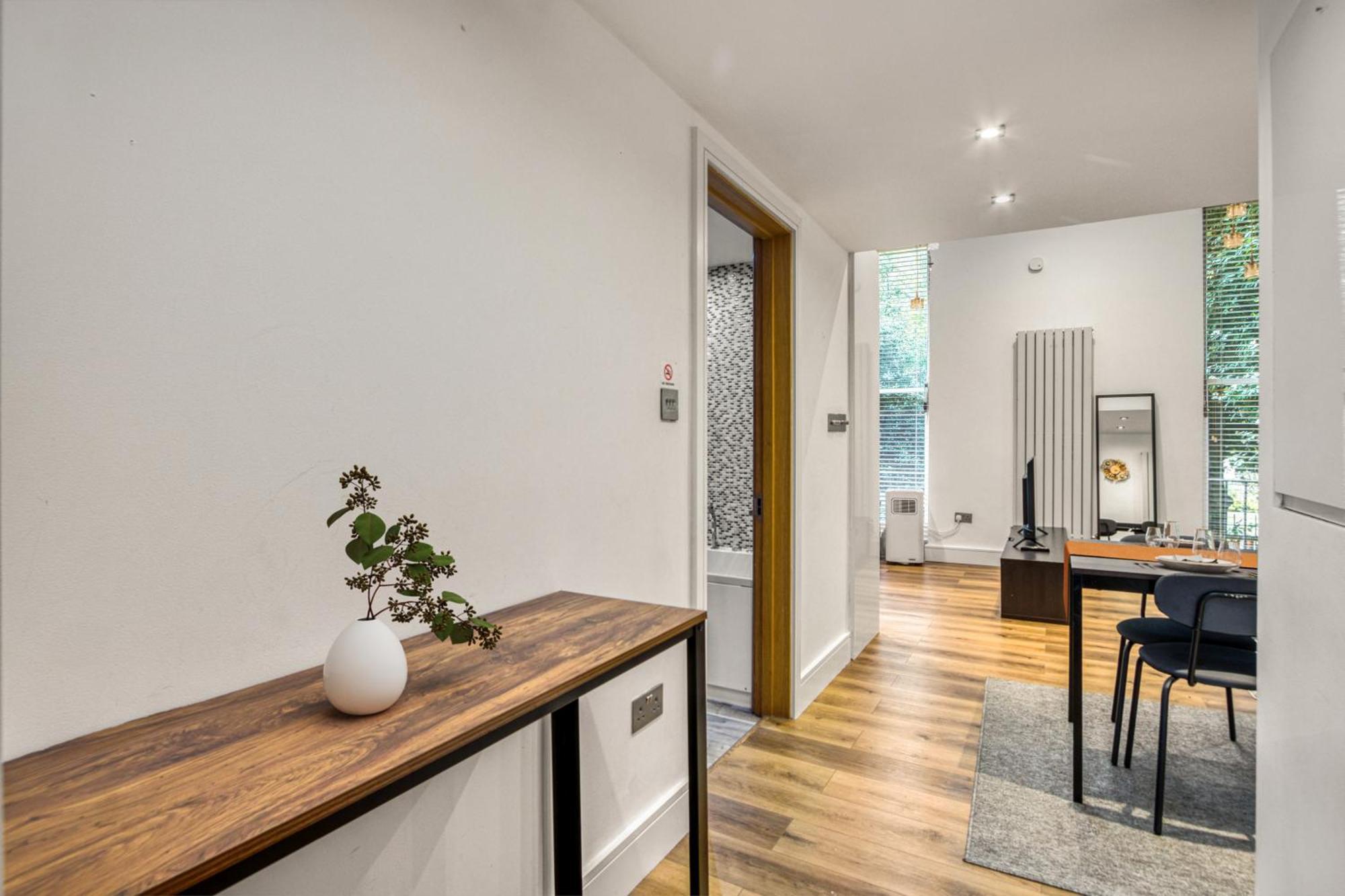 3.5 High Ceilings - Centrally Located