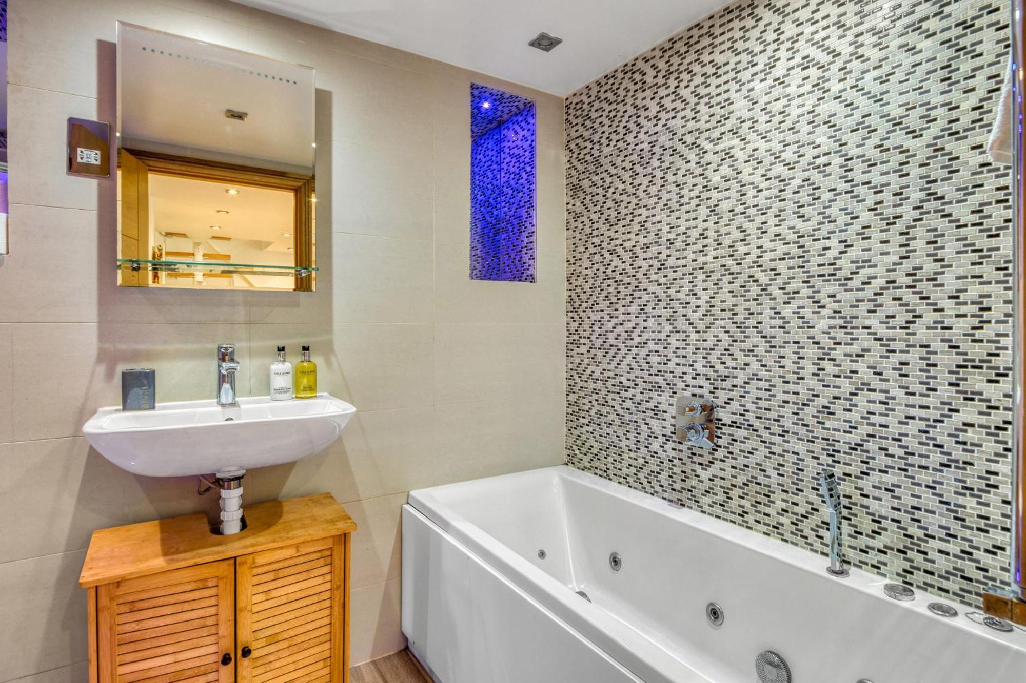 3.5 High Ceilings - Centrally Located London