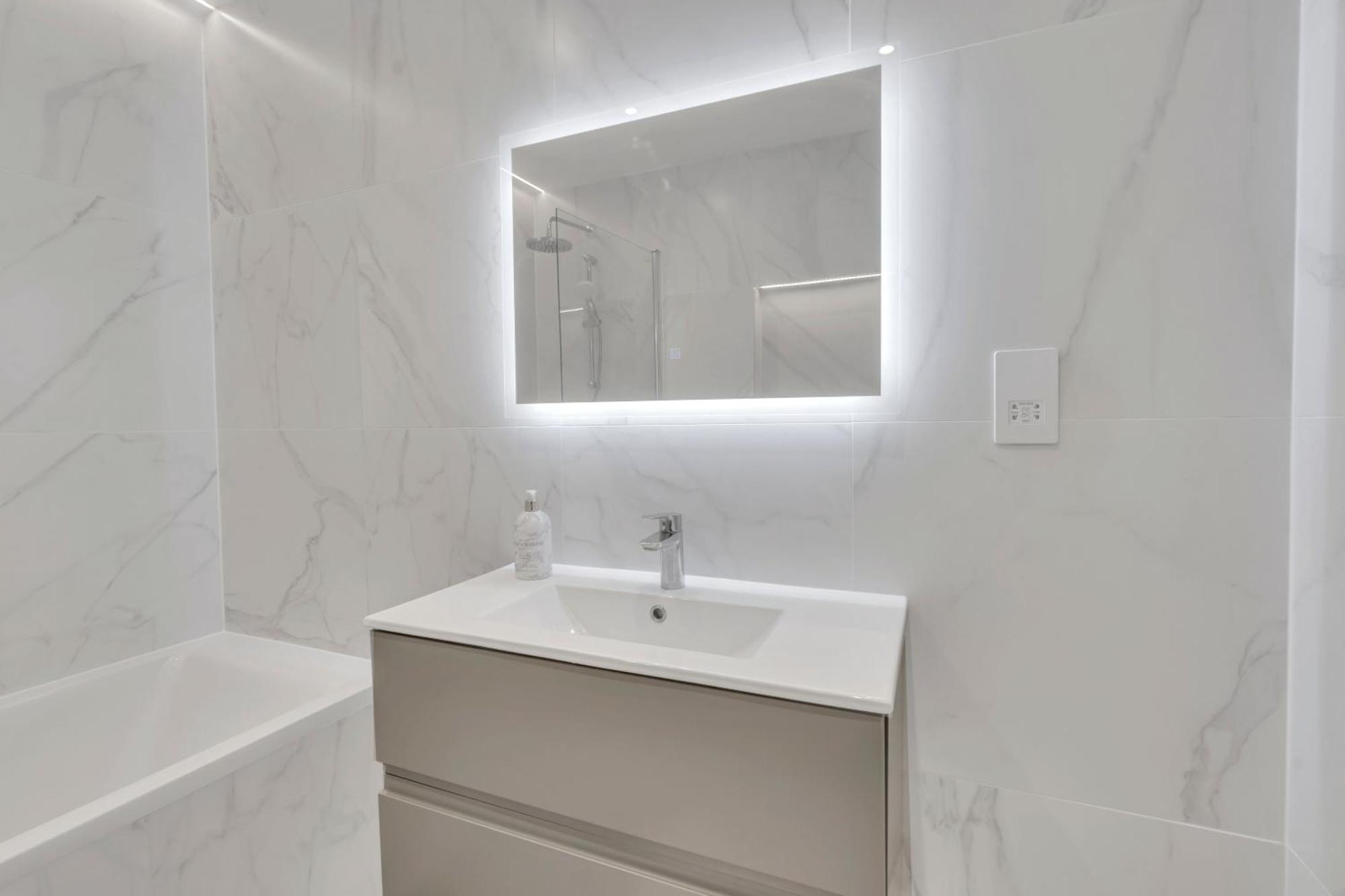Apartment Modern Cosy 2 Bed Apartment, Smart Tv & Netflix With Private Balcony And View London