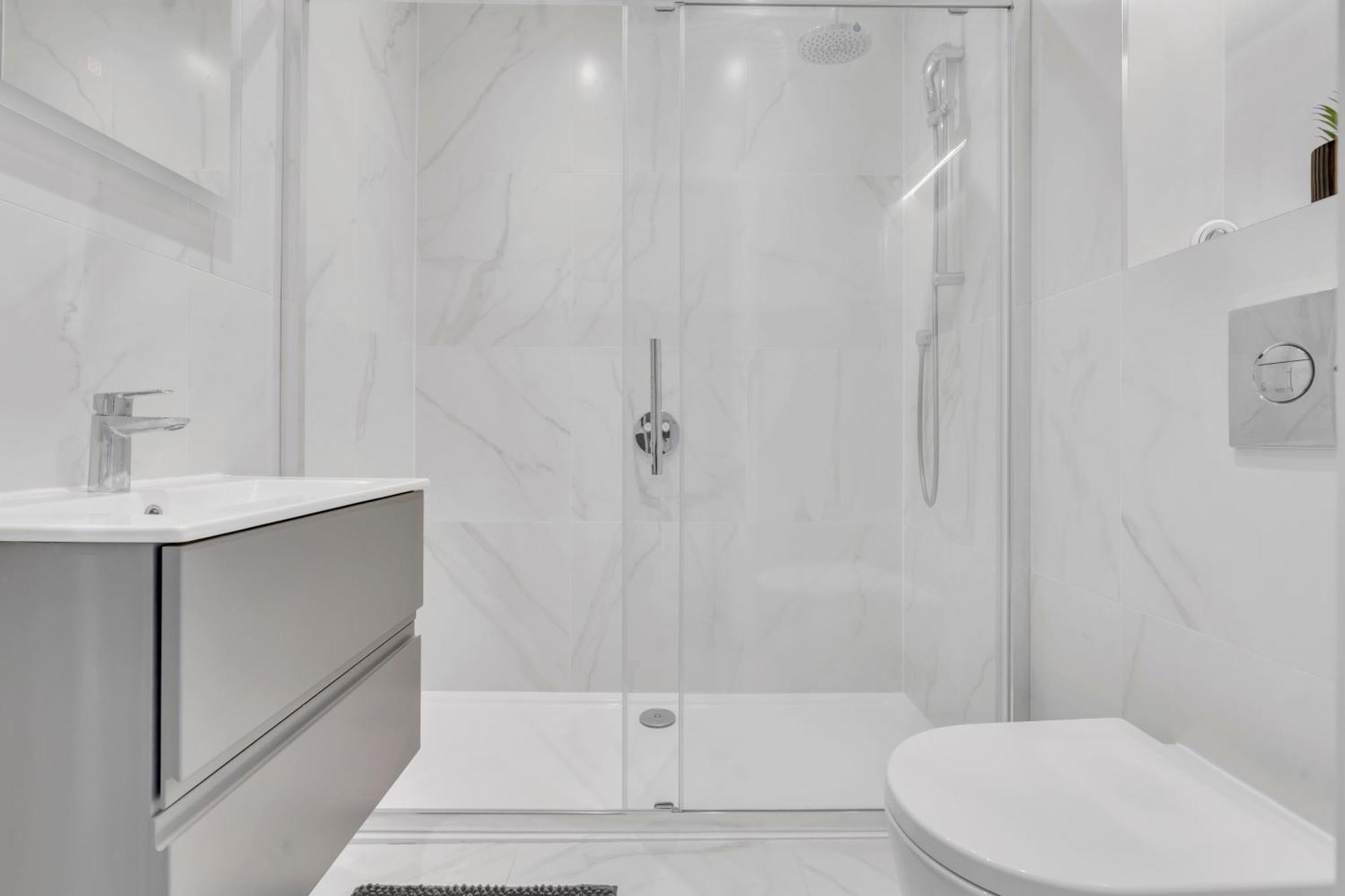 Modern Cosy 2 Bed Apartment, Smart Tv & Netflix With Private Balcony And View * London