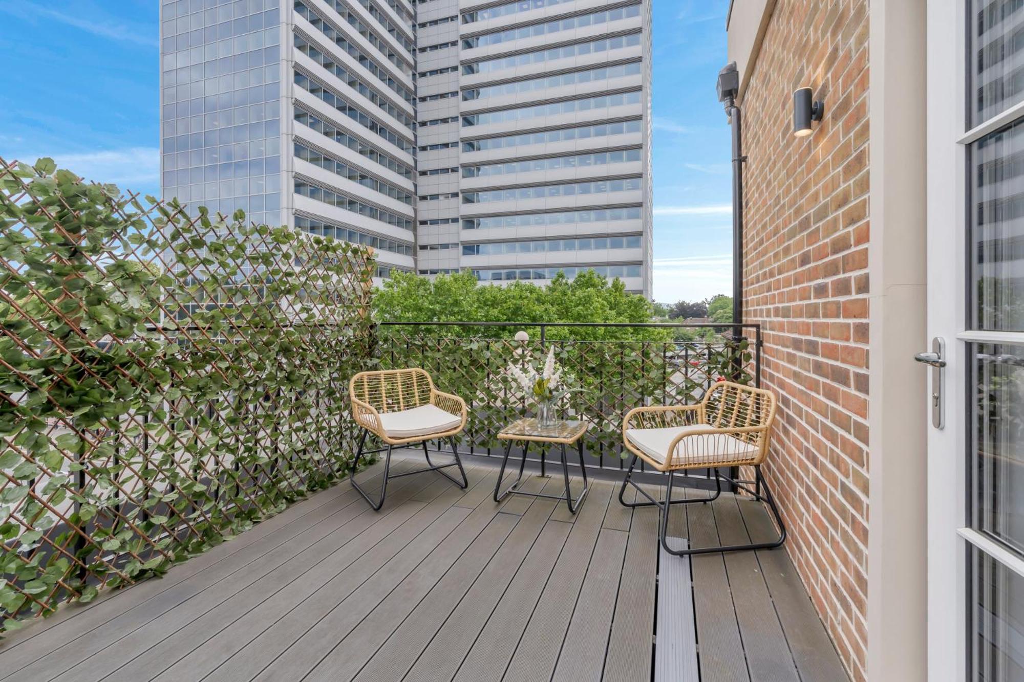 Modern Cosy 2 Bed Apartment, Smart Tv & Netflix With Private Balcony And View Apartment *