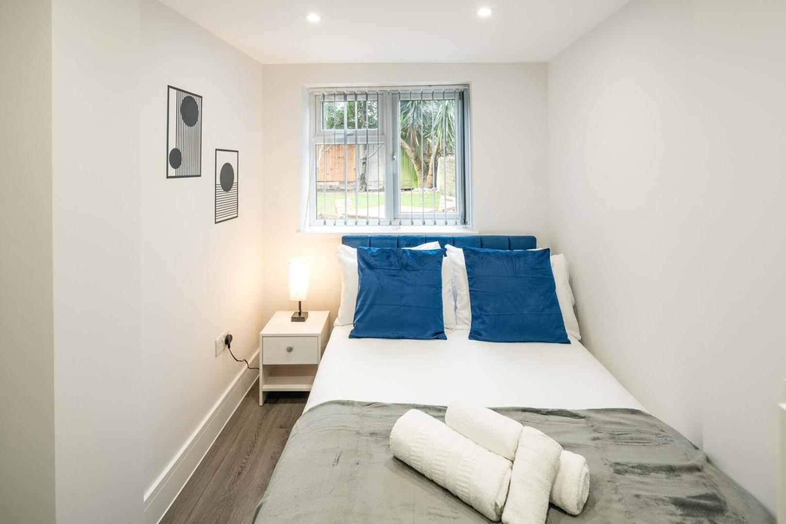 Modern 2b With Private Backyard & Fast Wifi * London