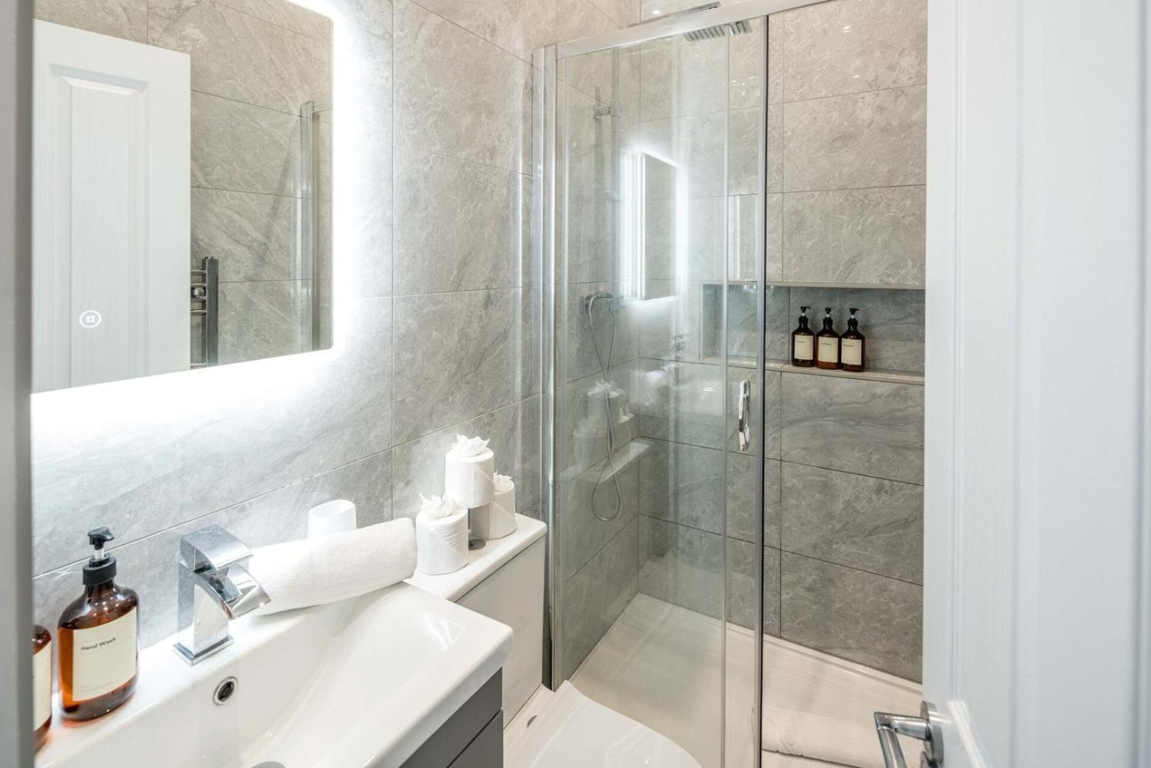 Apartment Modern 2b With Private Backyard & Fast Wifi London