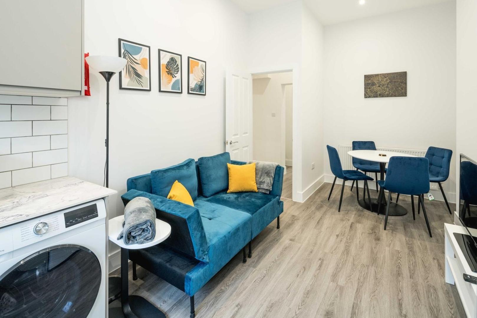 Modern 2b With Private Backyard & Fast Wifi
