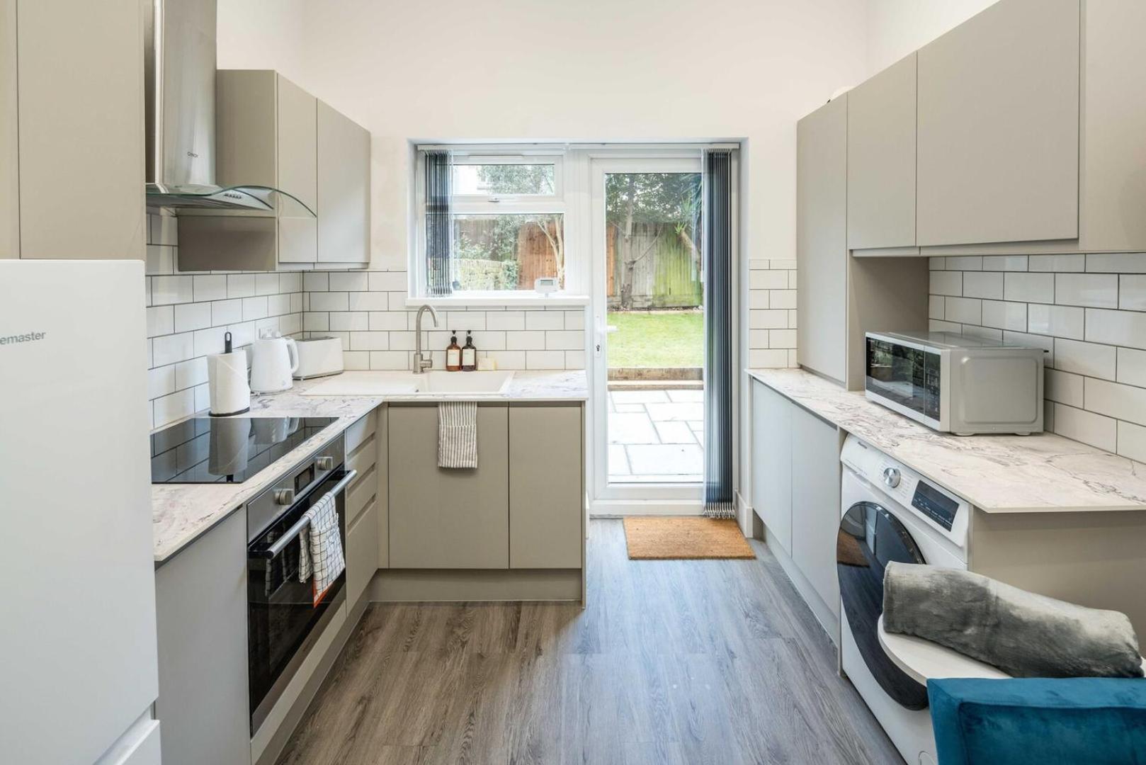 Modern 2b With Private Backyard & Fast Wifi * London