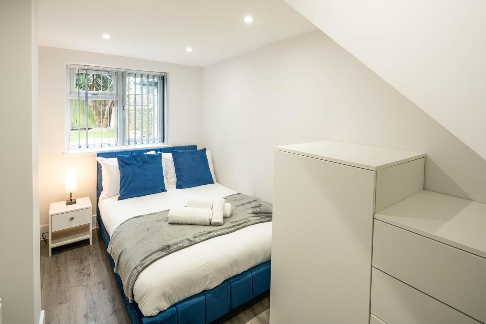 Modern 2b With Private Backyard & Fast Wifi