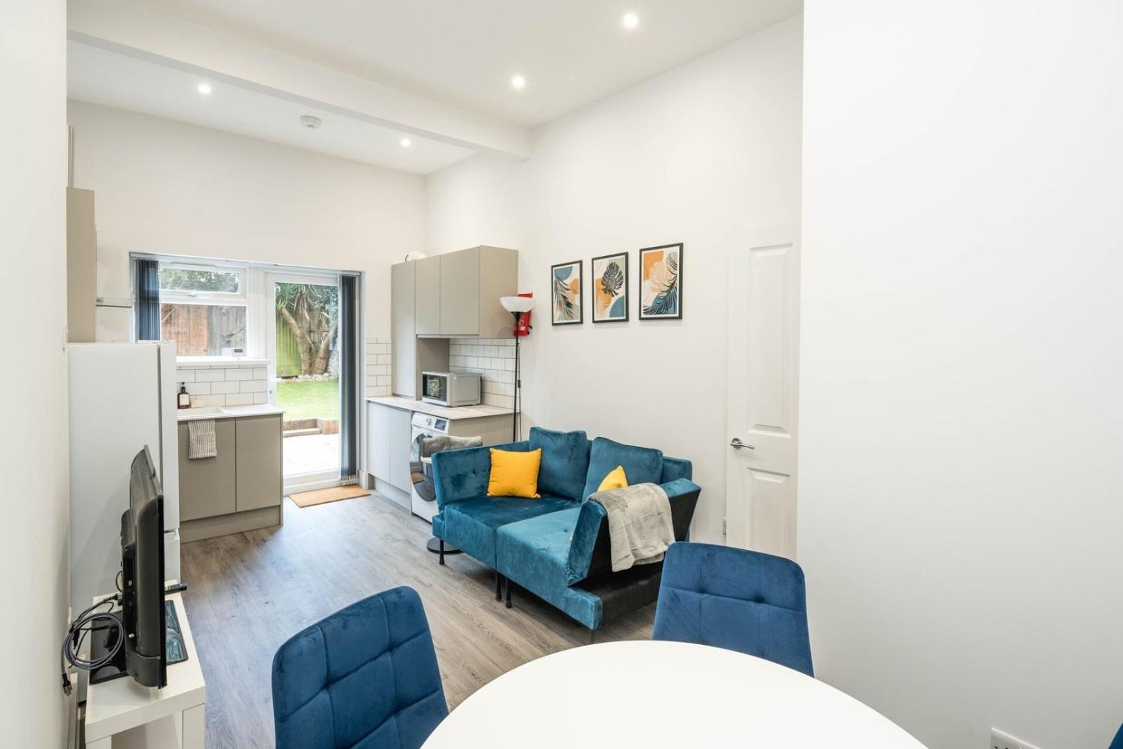 Apartment Modern 2b With Private Backyard & Fast Wifi *