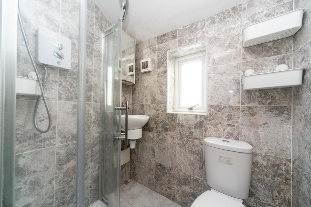 Stunning Contemporary 2 Bed With Parking Apartment *