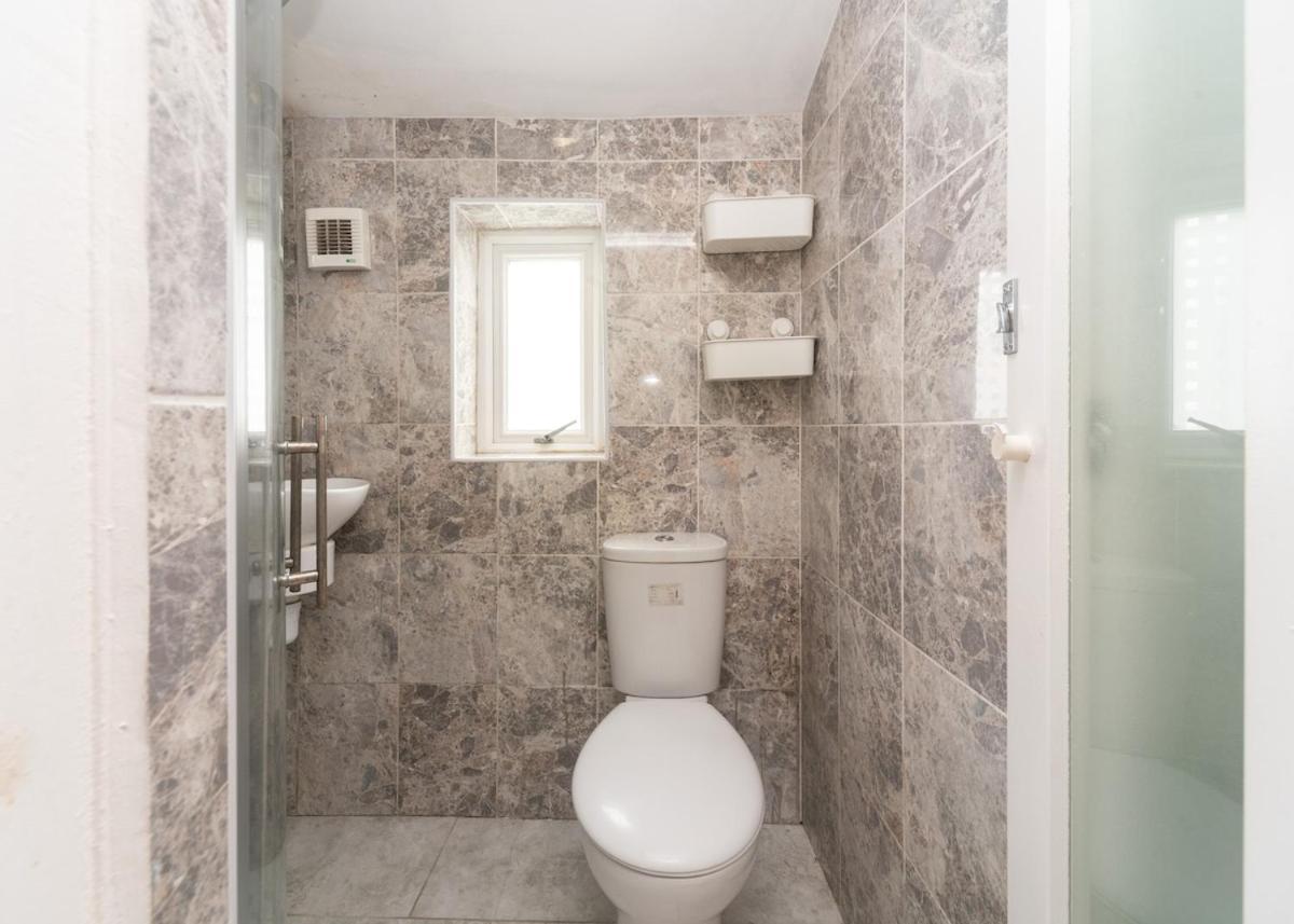 Stunning Contemporary 2 Bed With Parking Apartment