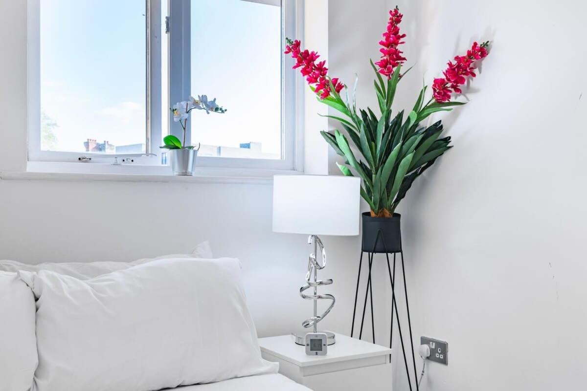 Modern 2Br Apartment - 25Min To Central London Holiday home *