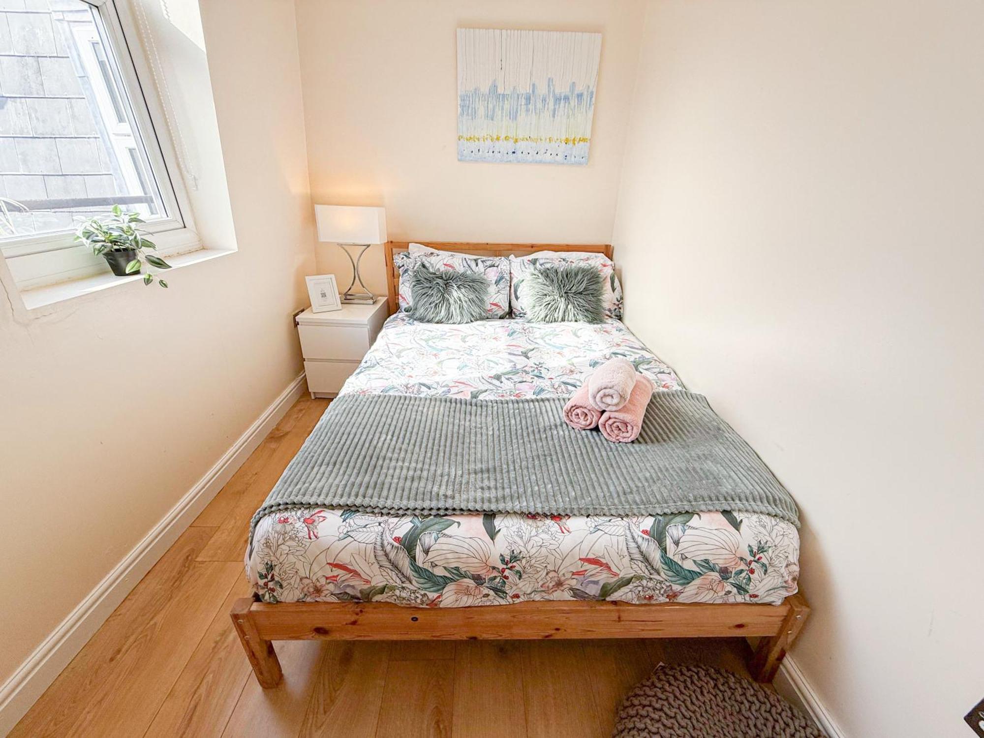 Lovely 3 Bedroom Flat , Aldgate, Tower Hill, Whitechapel Apartment *
