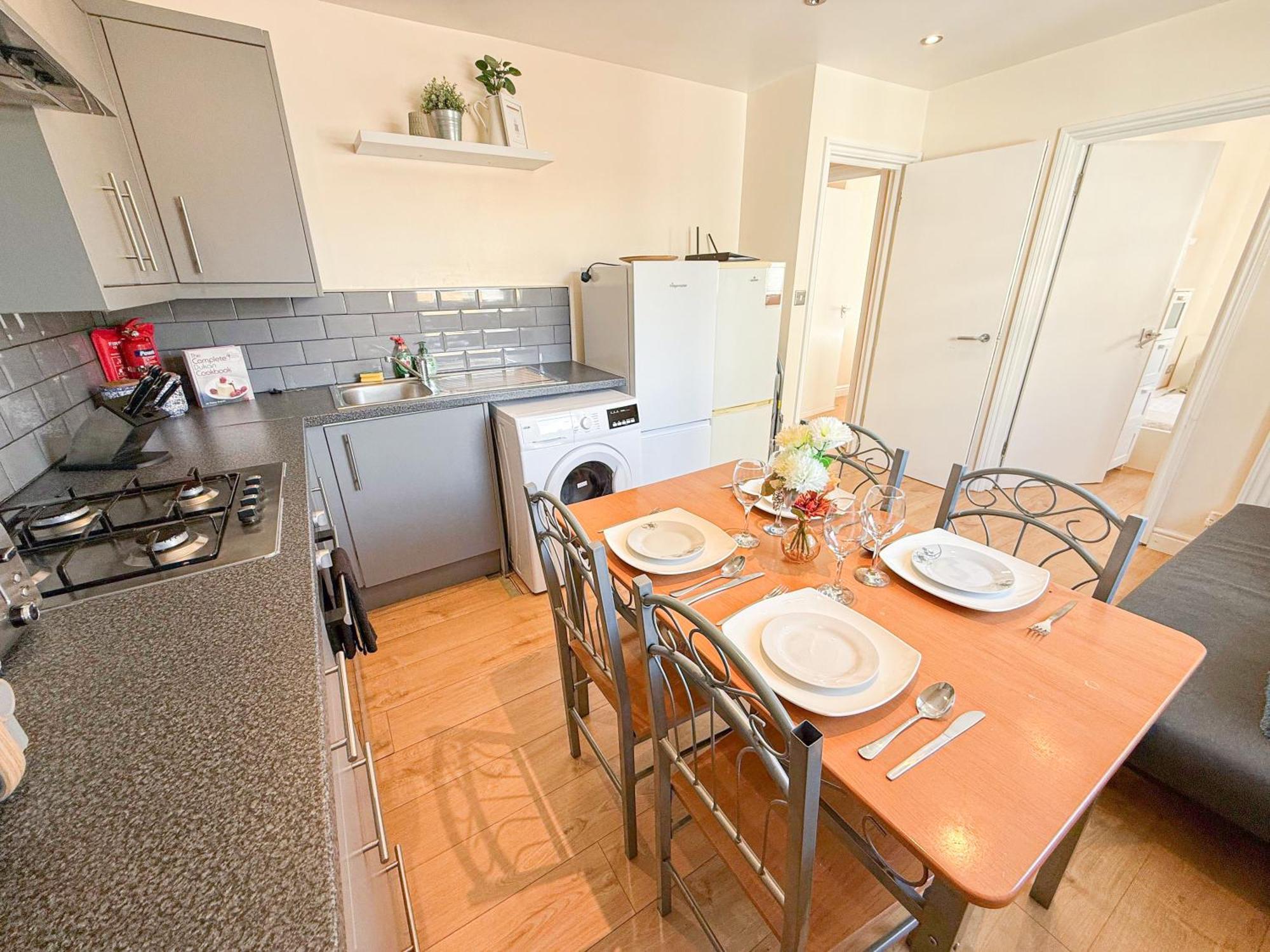 Lovely 3 Bedroom Flat , Aldgate, Tower Hill, Whitechapel Apartment London