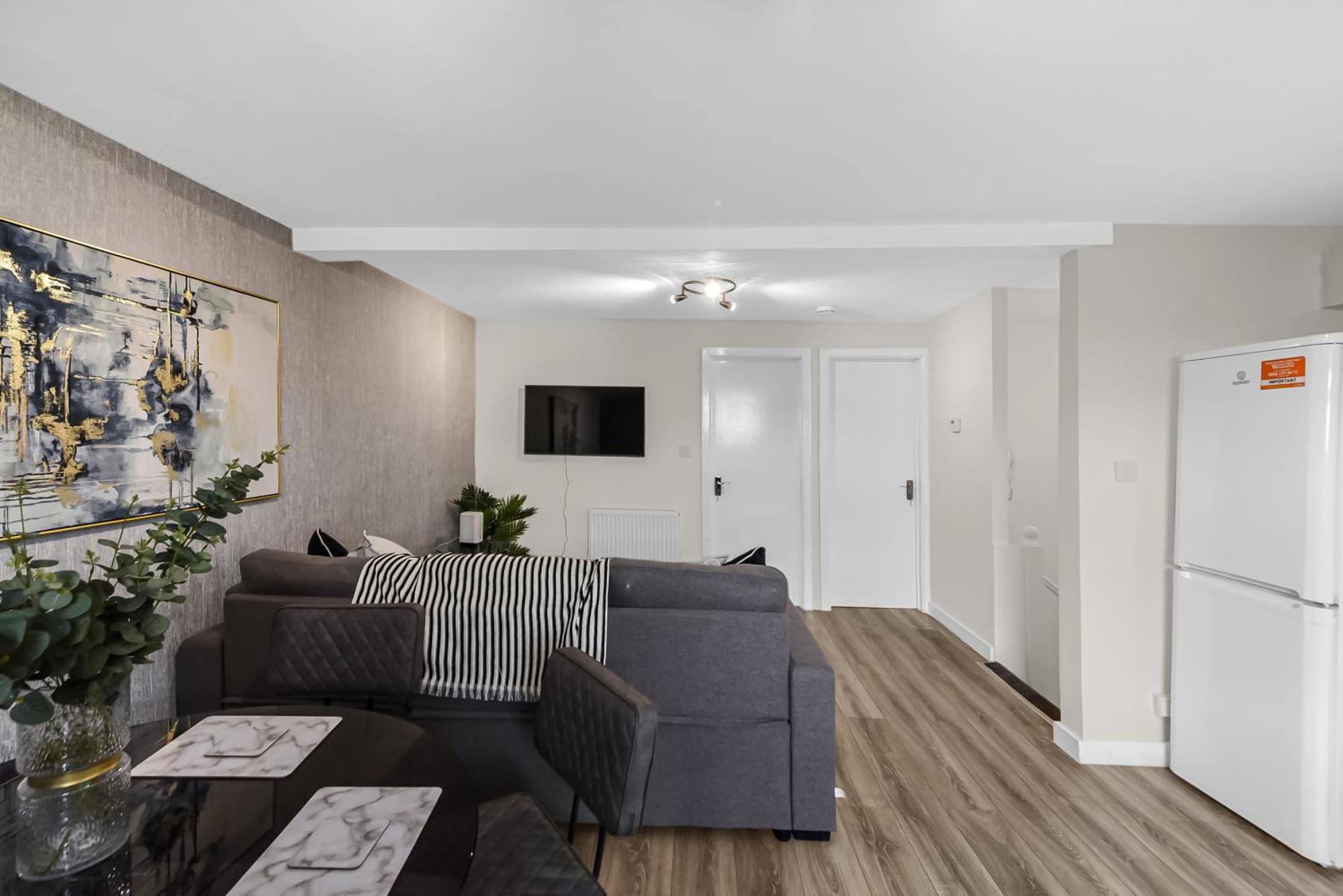 Cozy & Contemporary 2-br Flat Near Shops & Transit Apartment *