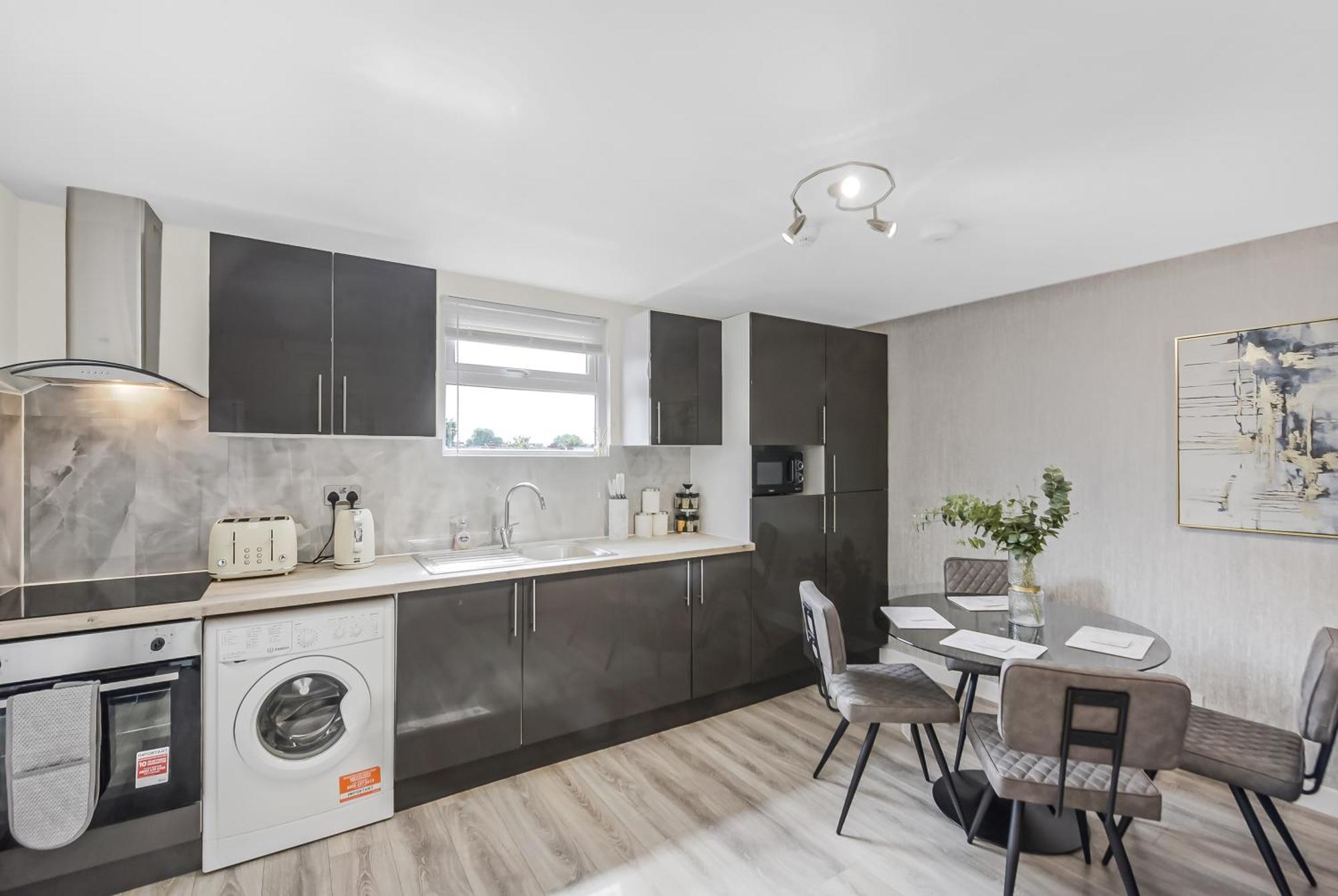 Apartment Cozy & Contemporary 2-br Flat Near Shops & Transit London