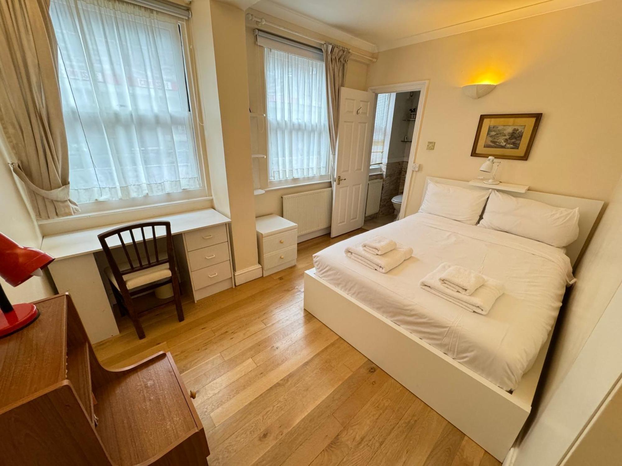Bright 2 Bedroom Flat In Apartment